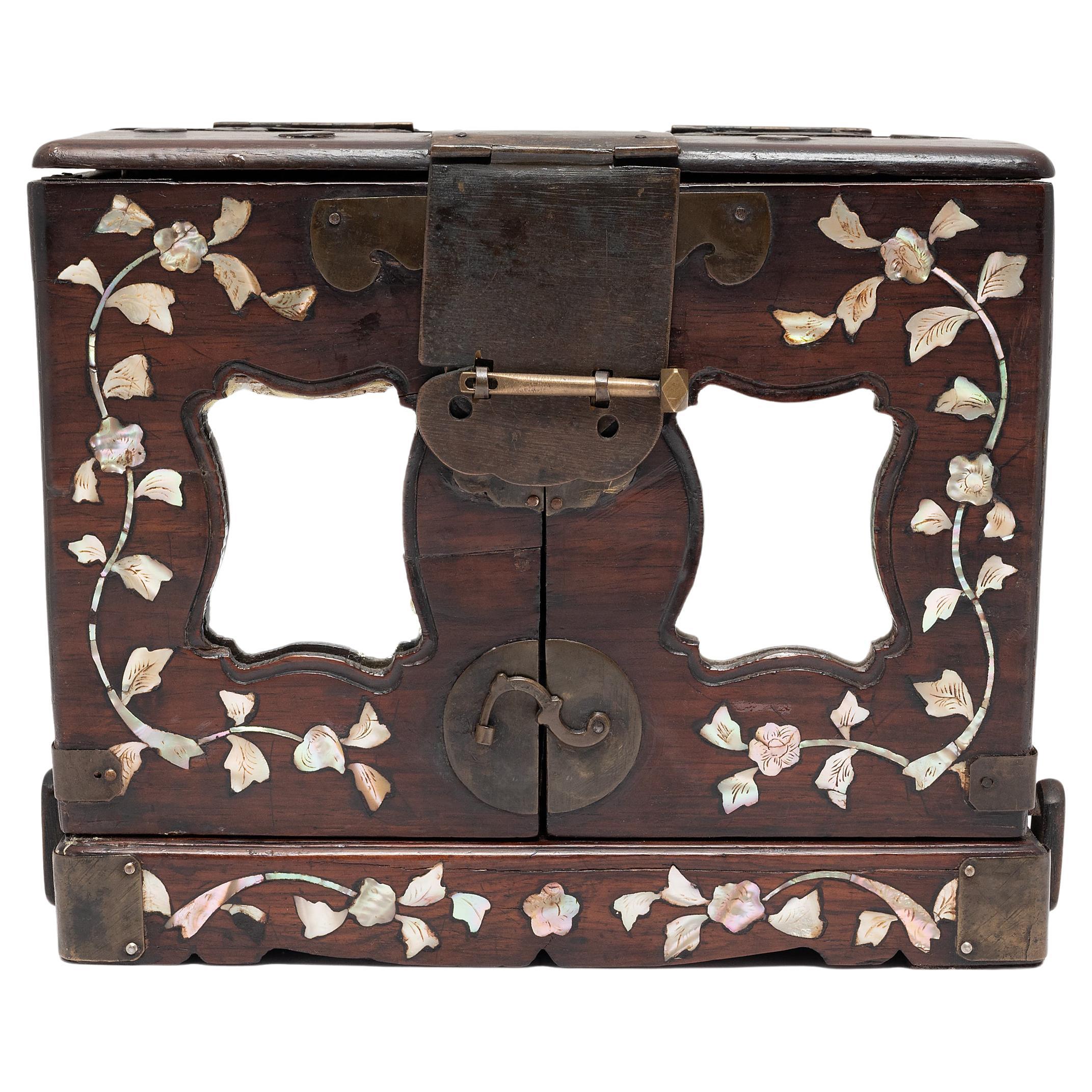 Boîte à bijoux chinoise en bois de feuillus avec incrustation de nacre, vers 1850