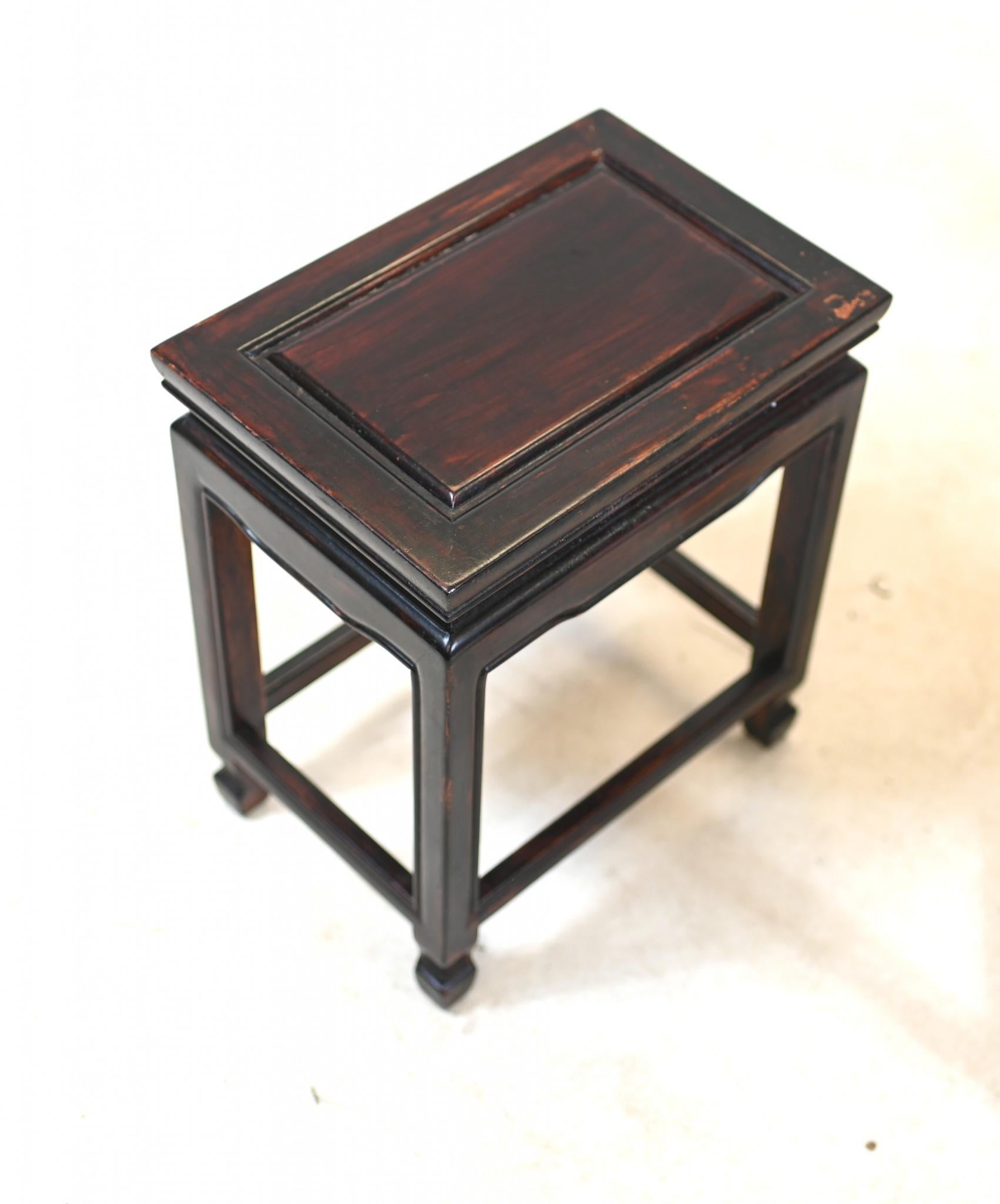 Early 20th Century Chinese Hardwood Nest Tables Pair Side Table 1920 For Sale