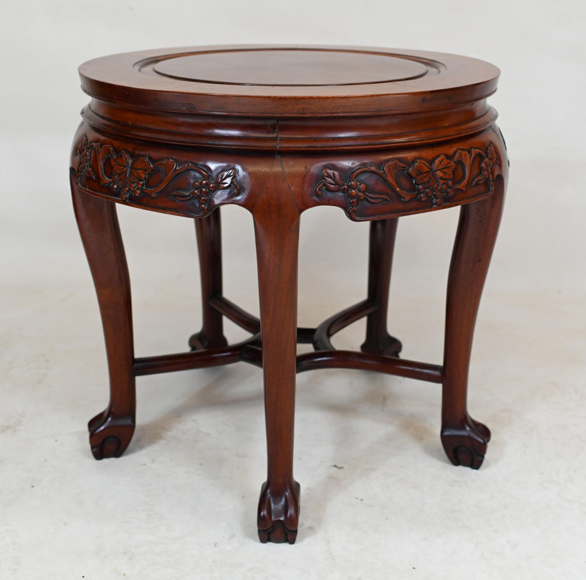 Milieu du XIXe siècle Table d'appoint à piédestal en bois dur chinois sculpté 1860 en vente