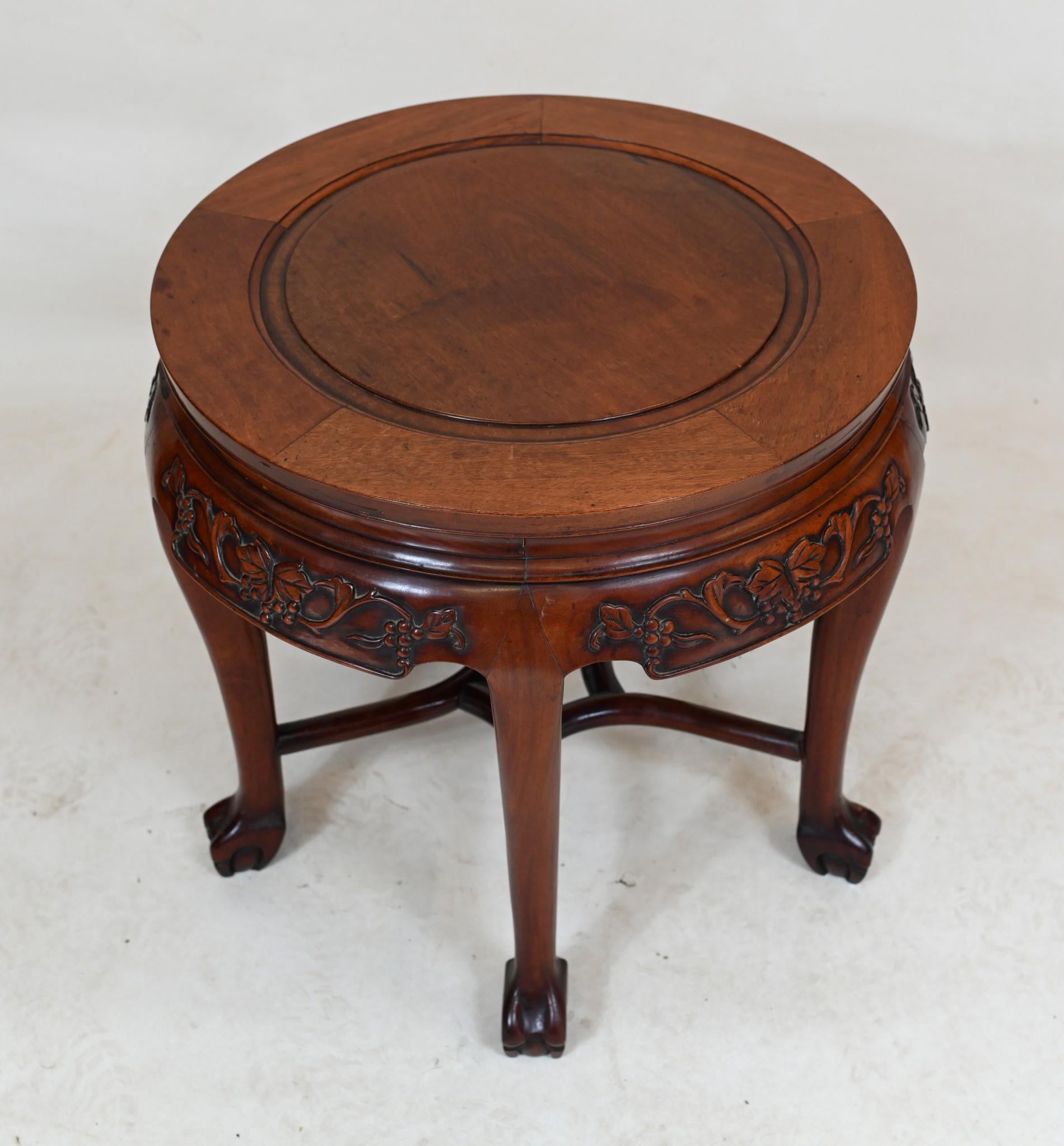 Bois de feuillus Table d'appoint à piédestal en bois dur chinois sculpté 1860 en vente