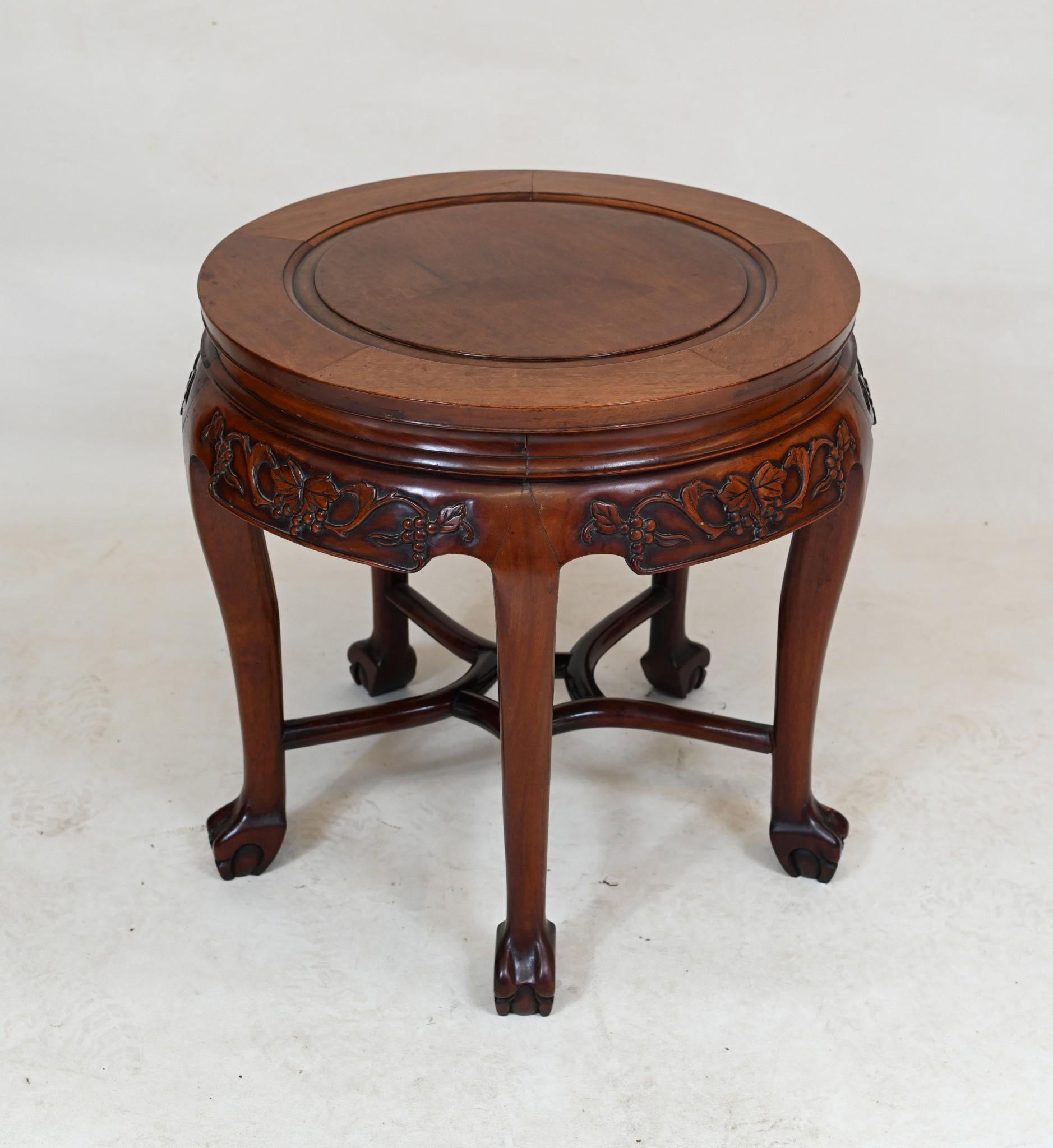 Table d'appoint à piédestal en bois dur chinois sculpté 1860 en vente 1