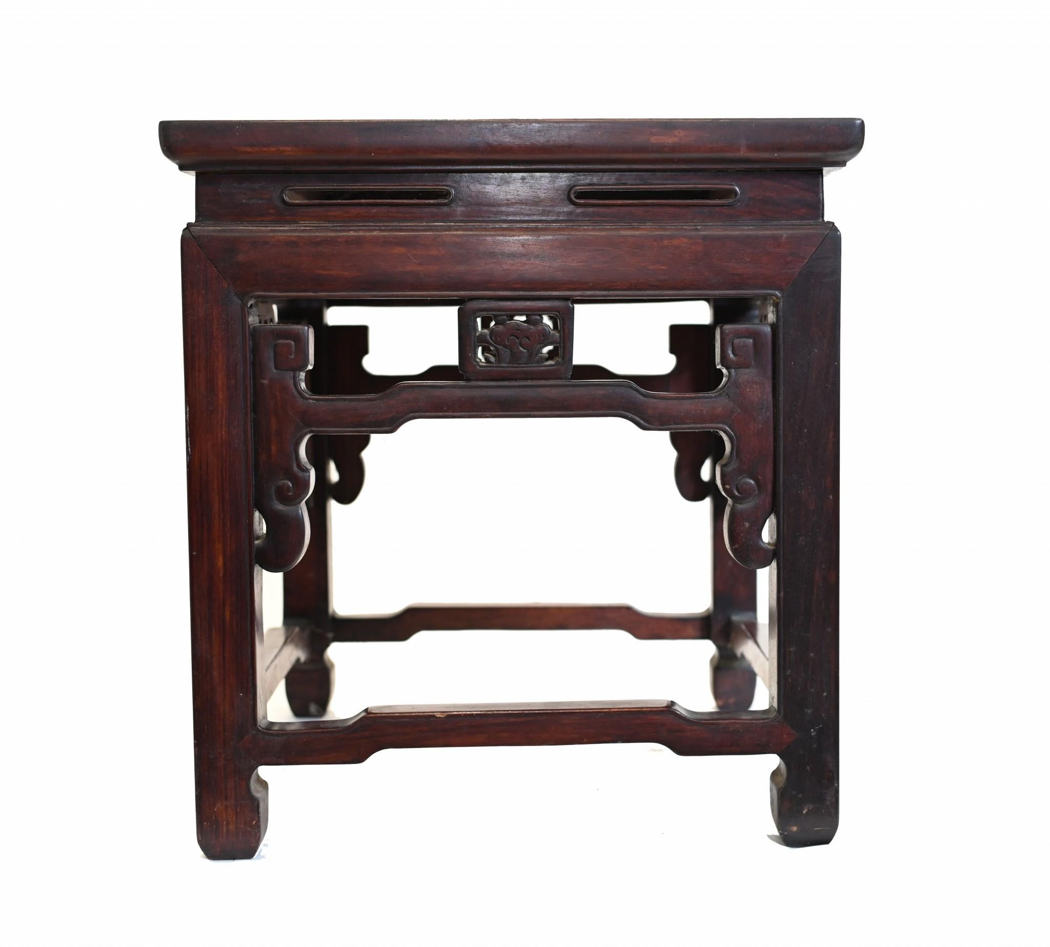 Tavolo con piedistallo in legno duro cinese 1930 in vendita 1