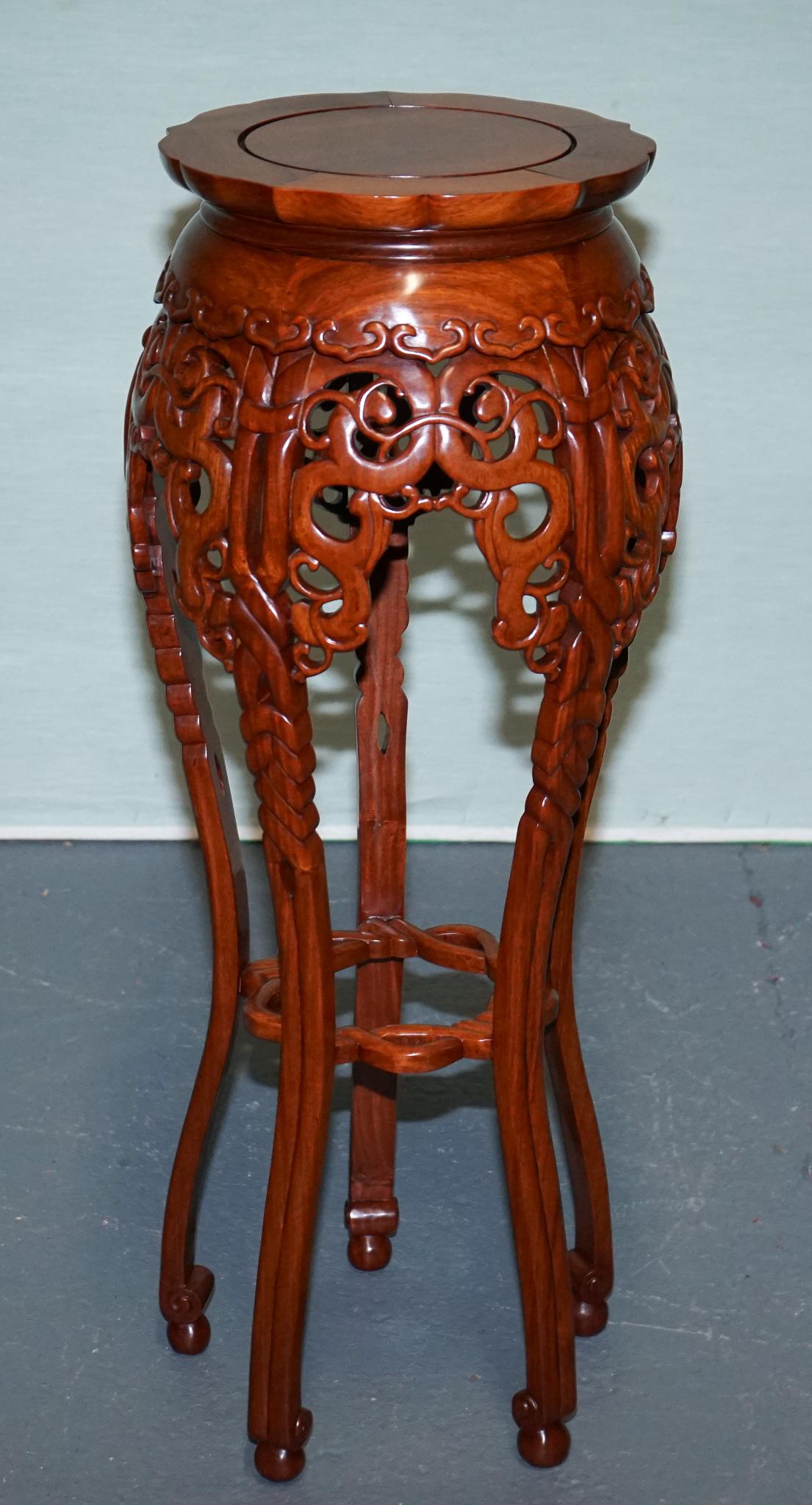 
Antiquités de Londres



Magnifique cache-pot vintage en bois dur chinois, délicatement sculpté à la main avec un tablier ajouré et des pieds élégamment courbés, tous réunis par un châssis décoratif. 

Le plateau circulaire, dont le centre est