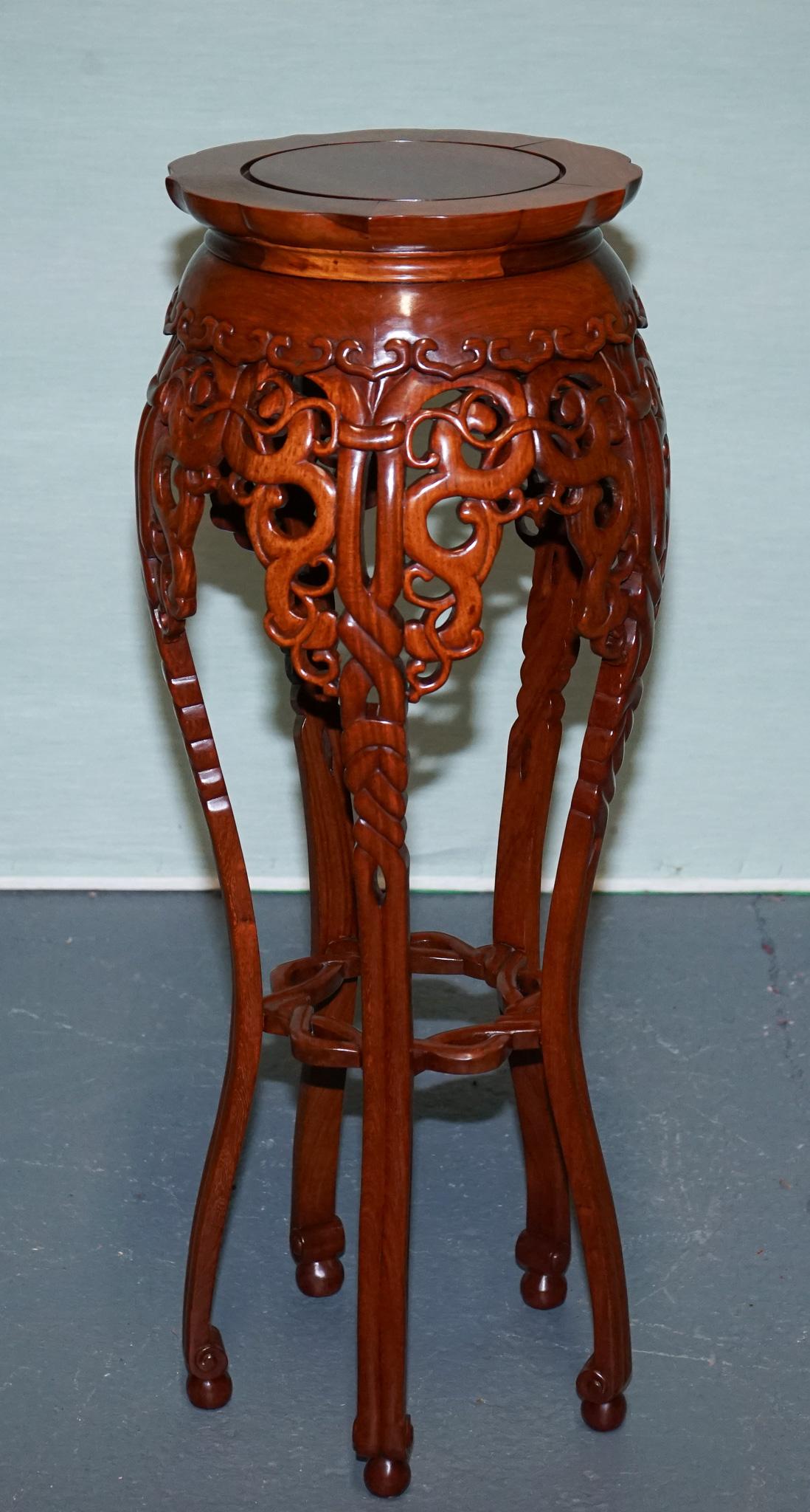 Chinois PORTE-PLANTS EN BOIS DUR DE CHINE AVEC DESSINS PIERRES ET PIEDS EN CABRiOLE en vente