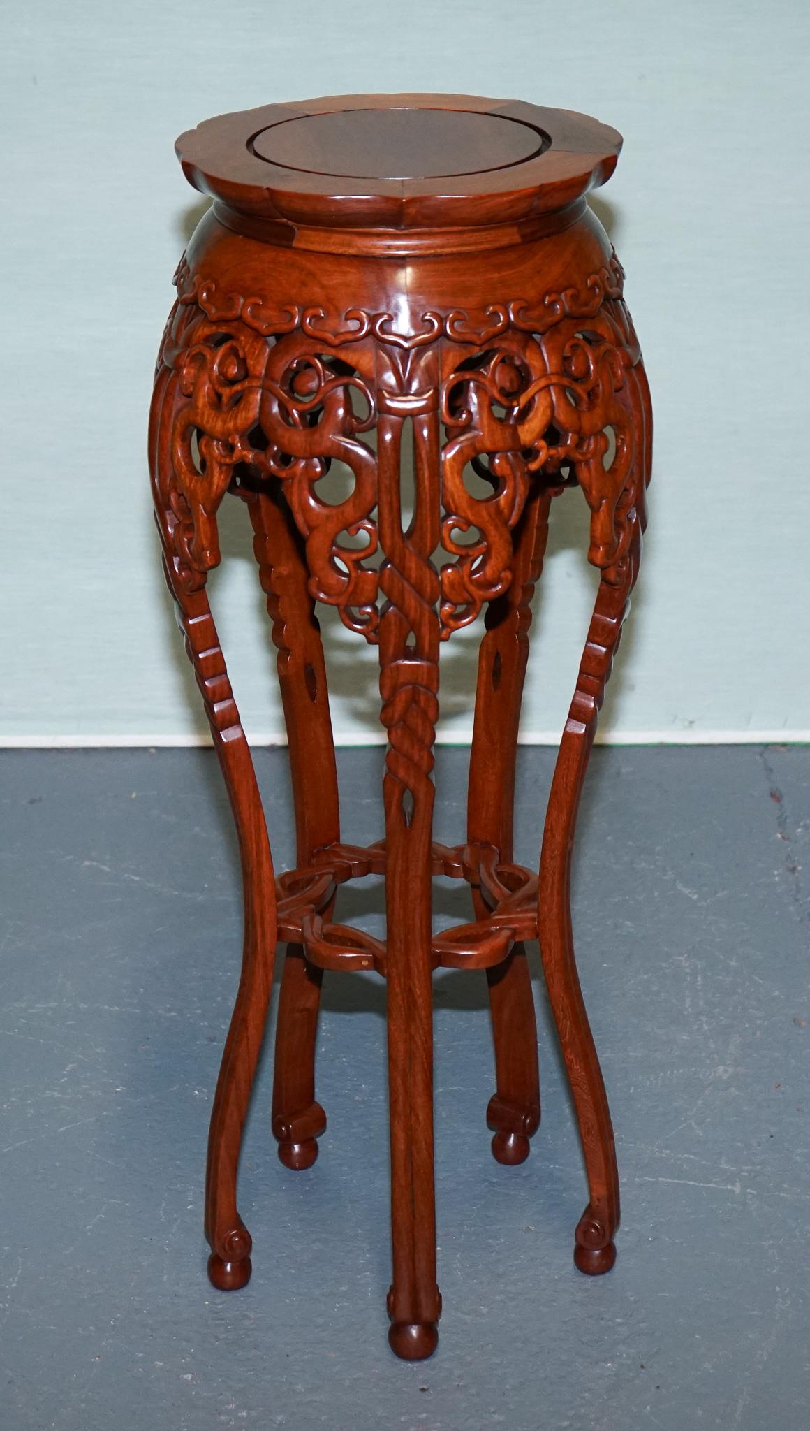 Fait main PORTE-PLANTS EN BOIS DUR DE CHINE AVEC DESSINS PIERRES ET PIEDS EN CABRiOLE en vente