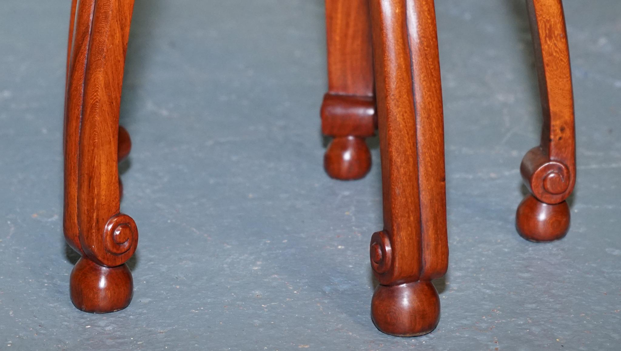 Bois de feuillus PORTE-PLANTS EN BOIS DUR DE CHINE AVEC DESSINS PIERRES ET PIEDS EN CABRiOLE en vente