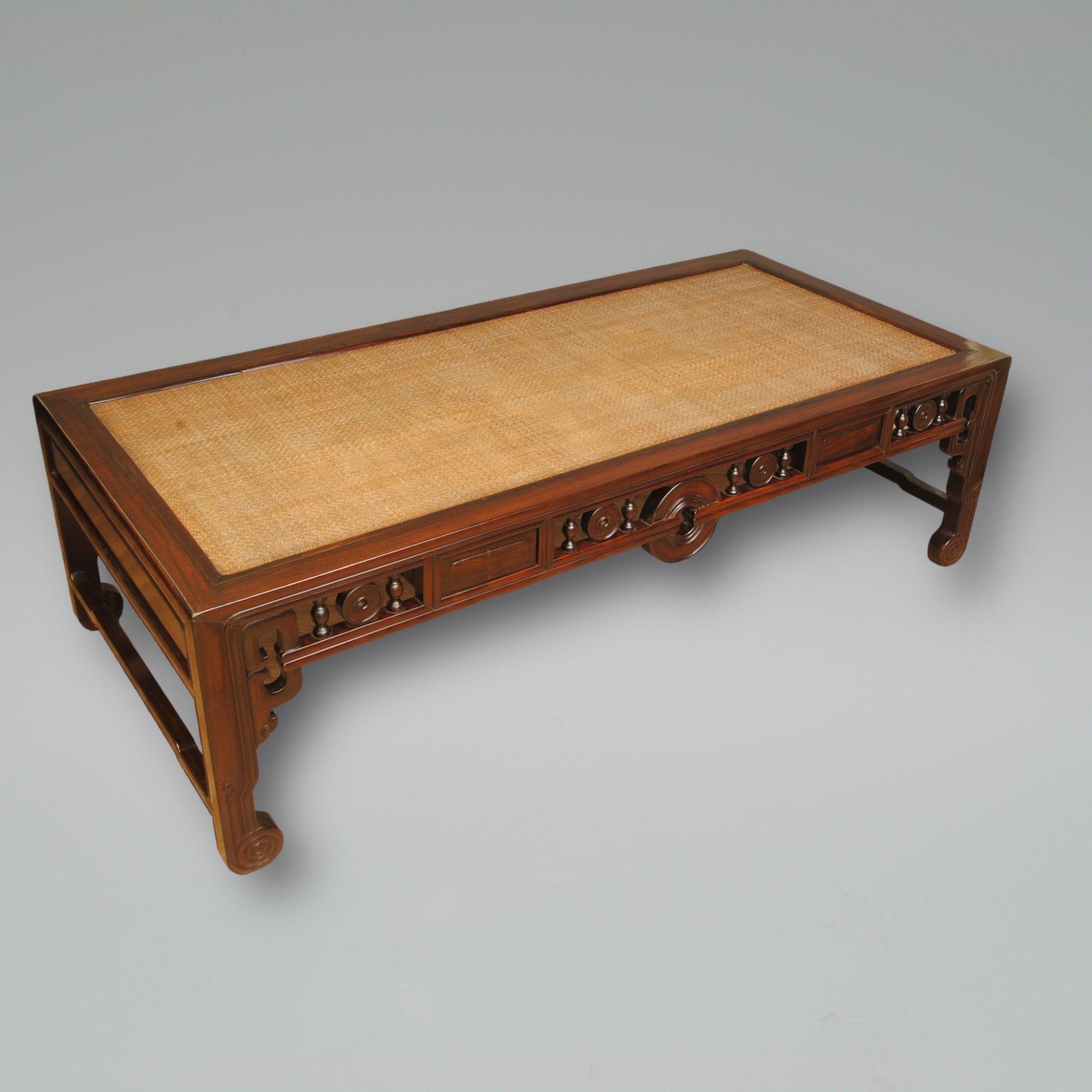 Ein toll aussehender niedriger Tisch oder eine Liege aus chinesischem Hartholz, der sich auch als großer Couchtisch eignet. Die Rattanplatte ist in gutem Originalzustand und die Farbe und Patina des Holzes ist sehr schön.