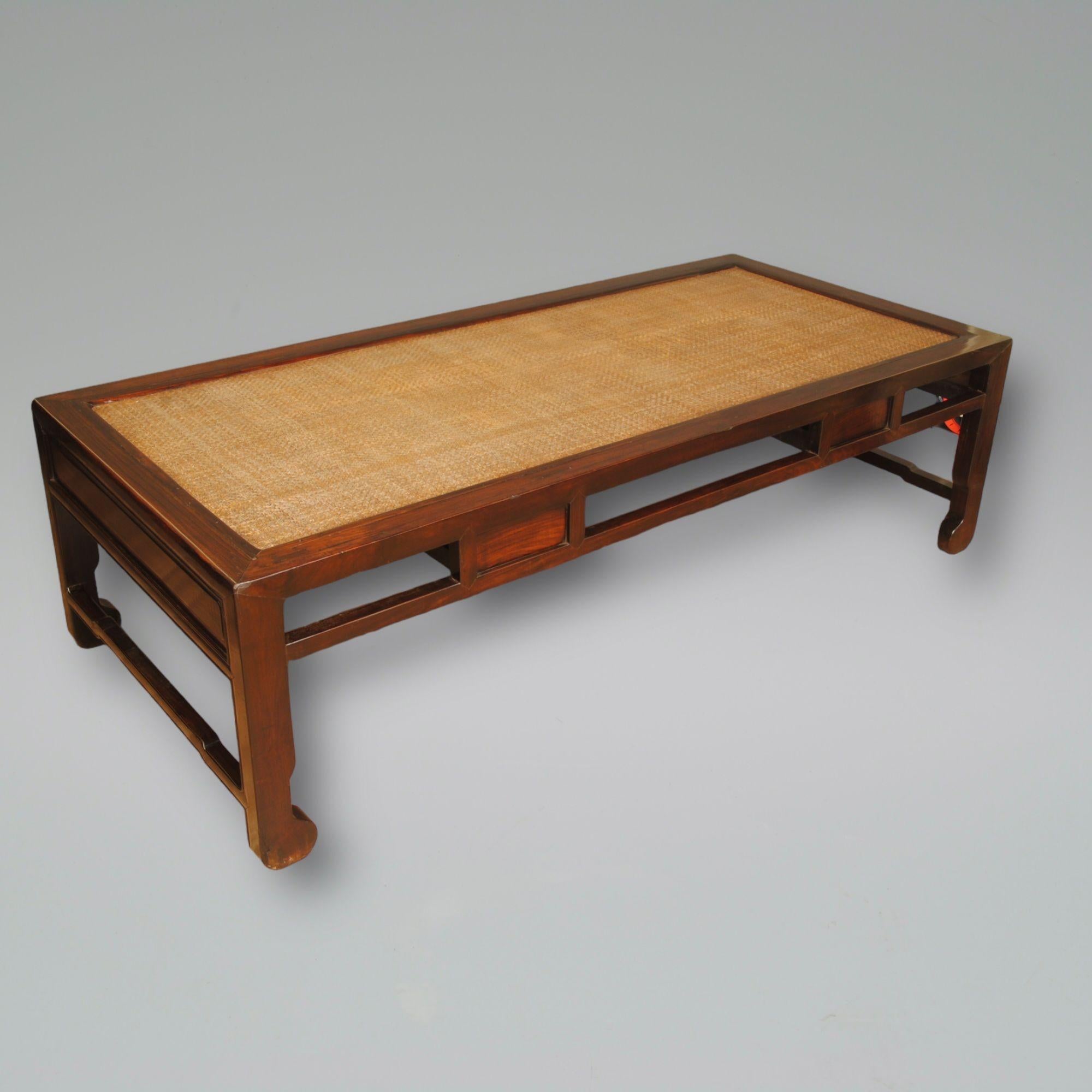 Chinesischer Hartholztisch oder Tagesbett (19. Jahrhundert) im Angebot