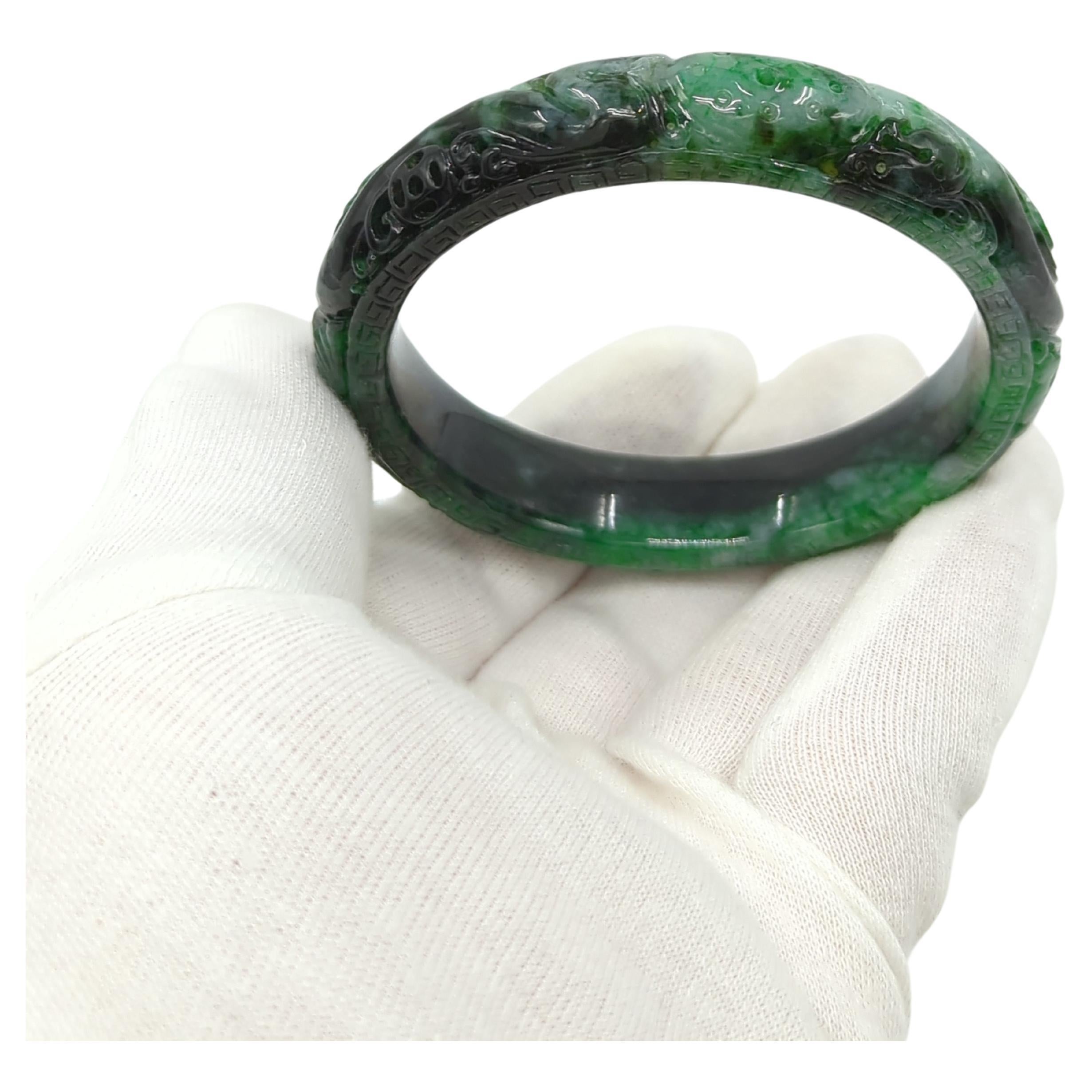 Bracelet jonc chinois sculpté en jadéite naturelle vert moucheté de couleur A à l'encre ID : 60 mm 68 grammes en vente 4