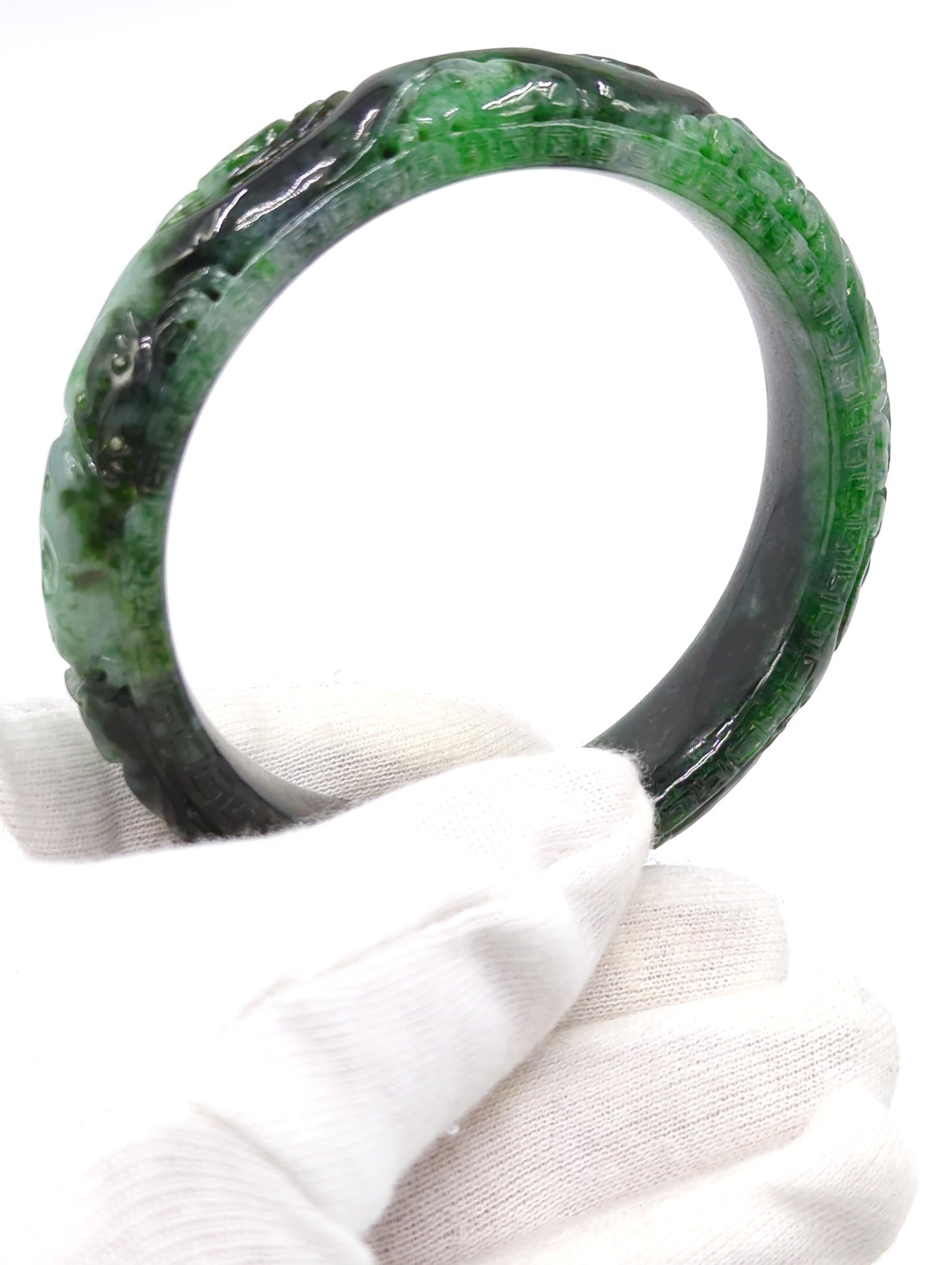 Bracelet jonc chinois sculpté en jadéite naturelle vert moucheté de couleur A à l'encre ID : 60 mm 68 grammes en vente 5
