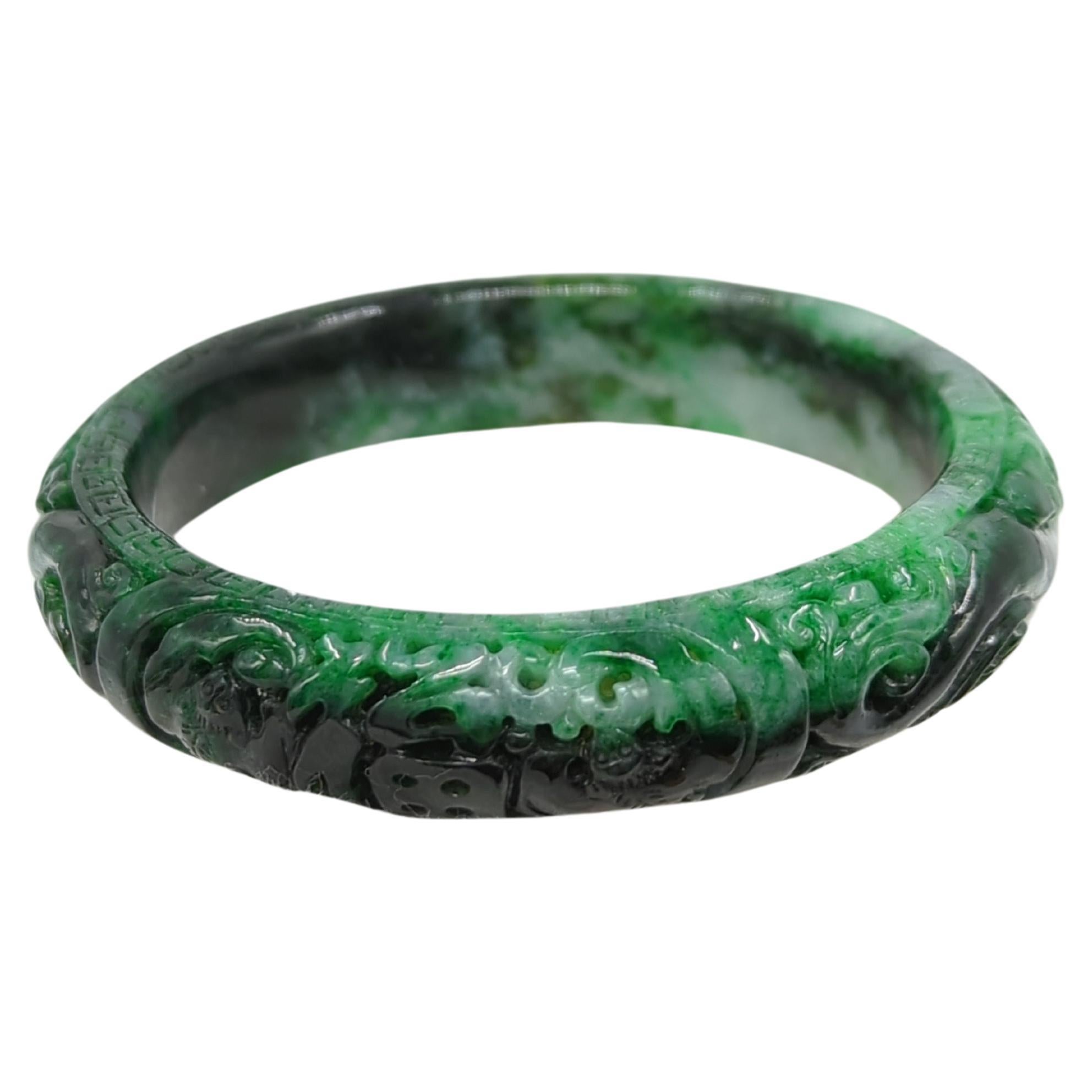 Artisan Bracelet jonc chinois sculpté en jadéite naturelle vert moucheté de couleur A à l'encre ID : 60 mm 68 grammes en vente
