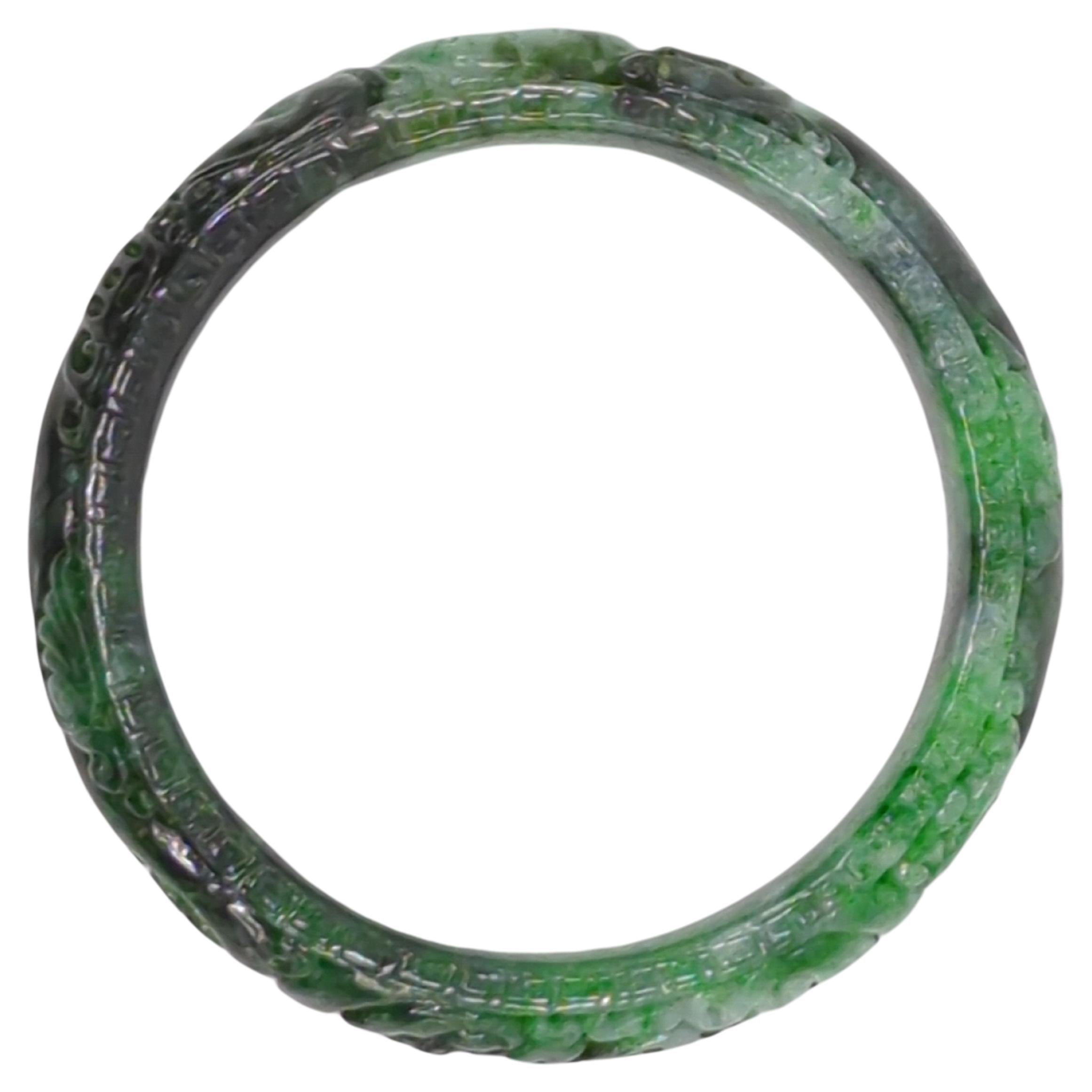 Taille mixte Bracelet jonc chinois sculpté en jadéite naturelle vert moucheté de couleur A à l'encre ID : 60 mm 68 grammes en vente