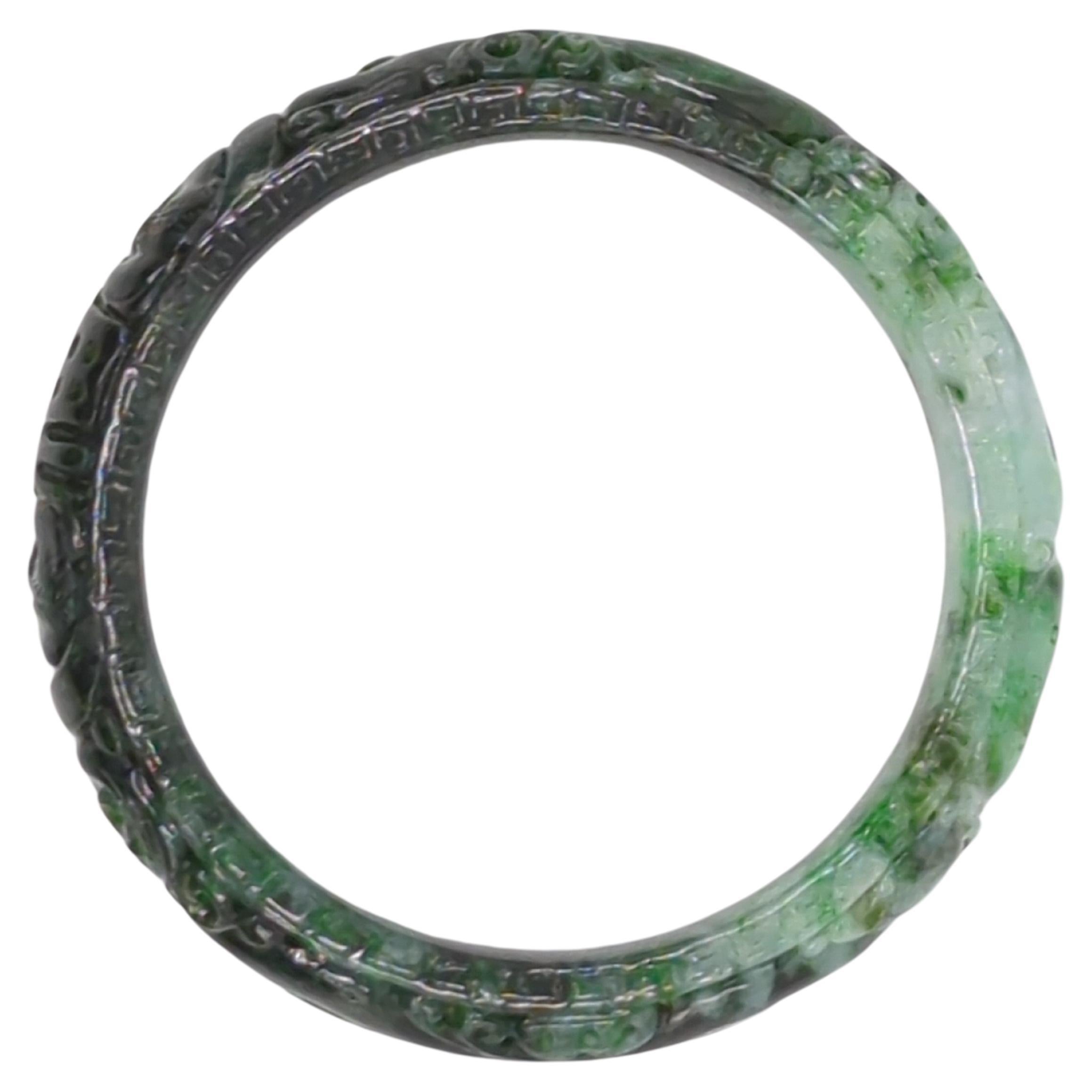 Bracelet jonc chinois sculpté en jadéite naturelle vert moucheté de couleur A à l'encre ID : 60 mm 68 grammes Excellent état - En vente à Richmond, CA