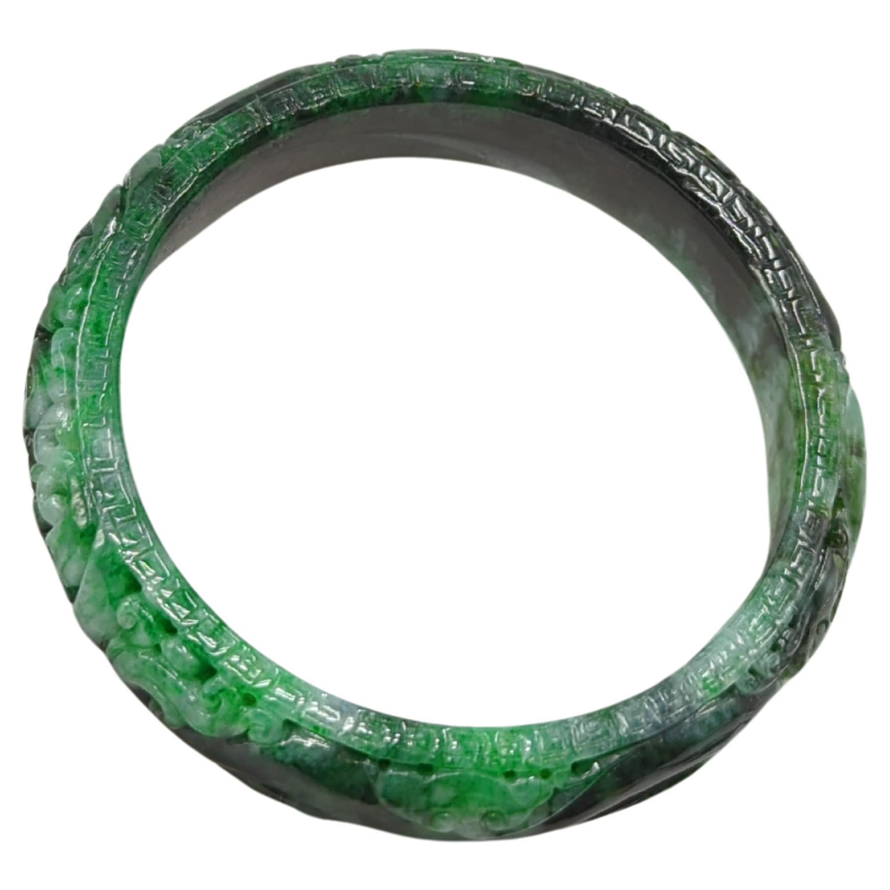 Bracelet jonc chinois sculpté en jadéite naturelle vert moucheté de couleur A à l'encre ID : 60 mm 68 grammes en vente
