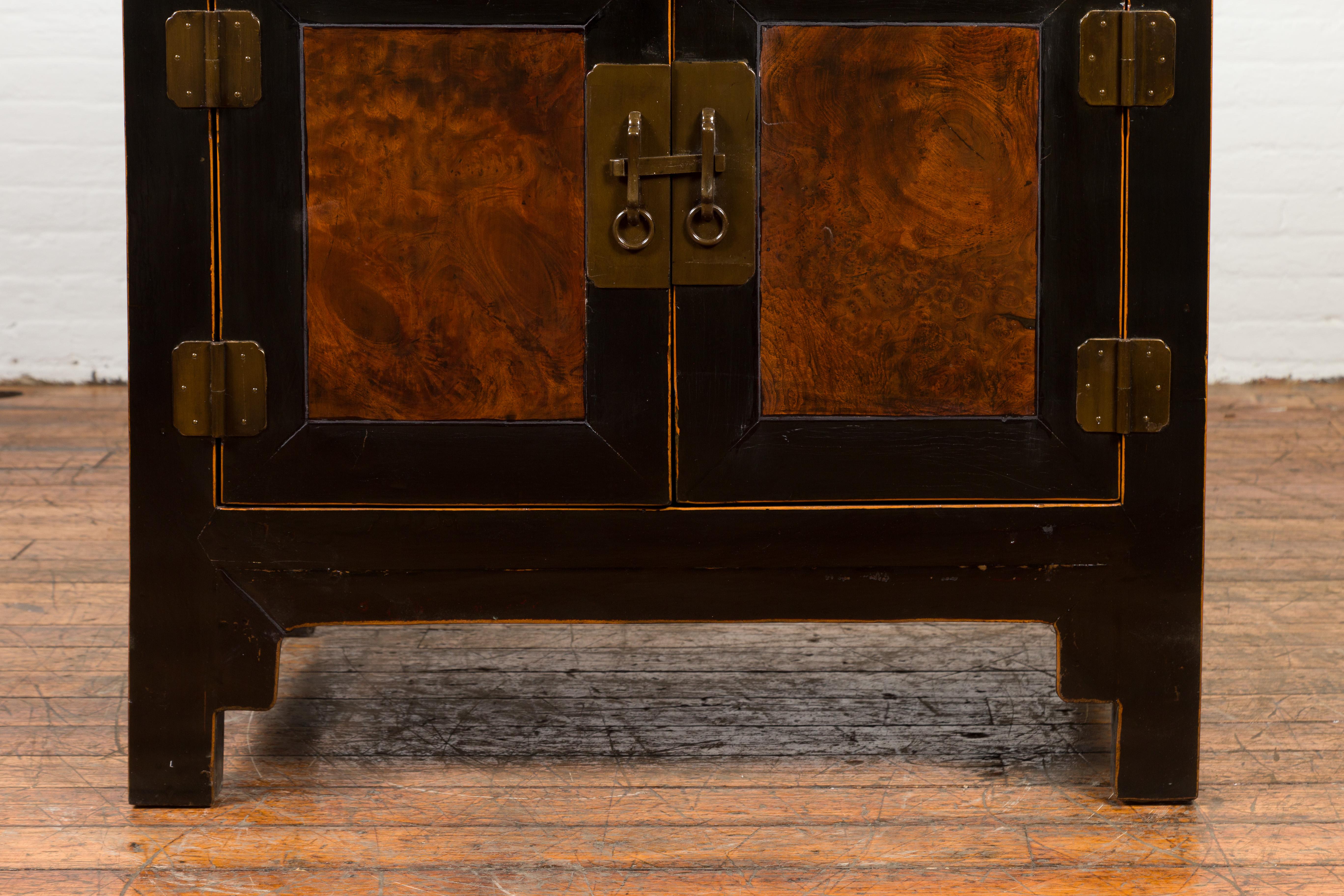 Armoire basse chinoise Hebei bicolore en laque noire et broussin avec accents en vente 1