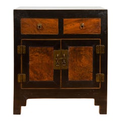 Armoire basse chinoise Hebei bicolore en laque noire et broussin avec accents