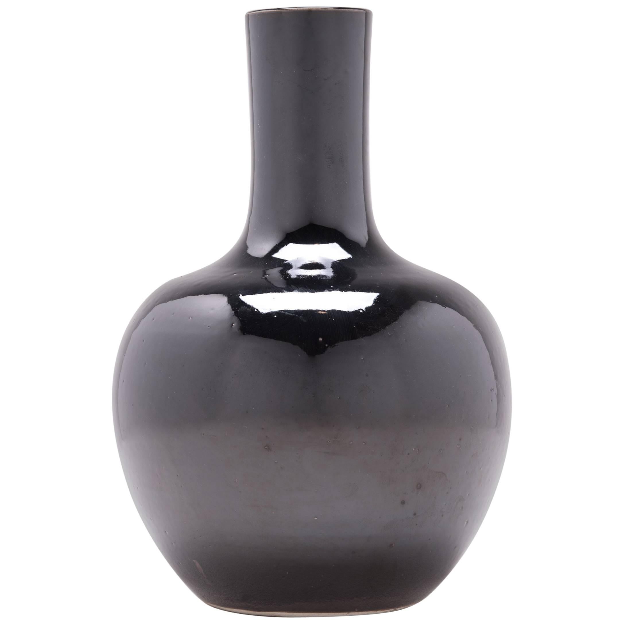 Chinese Hei Gooseneck Vase