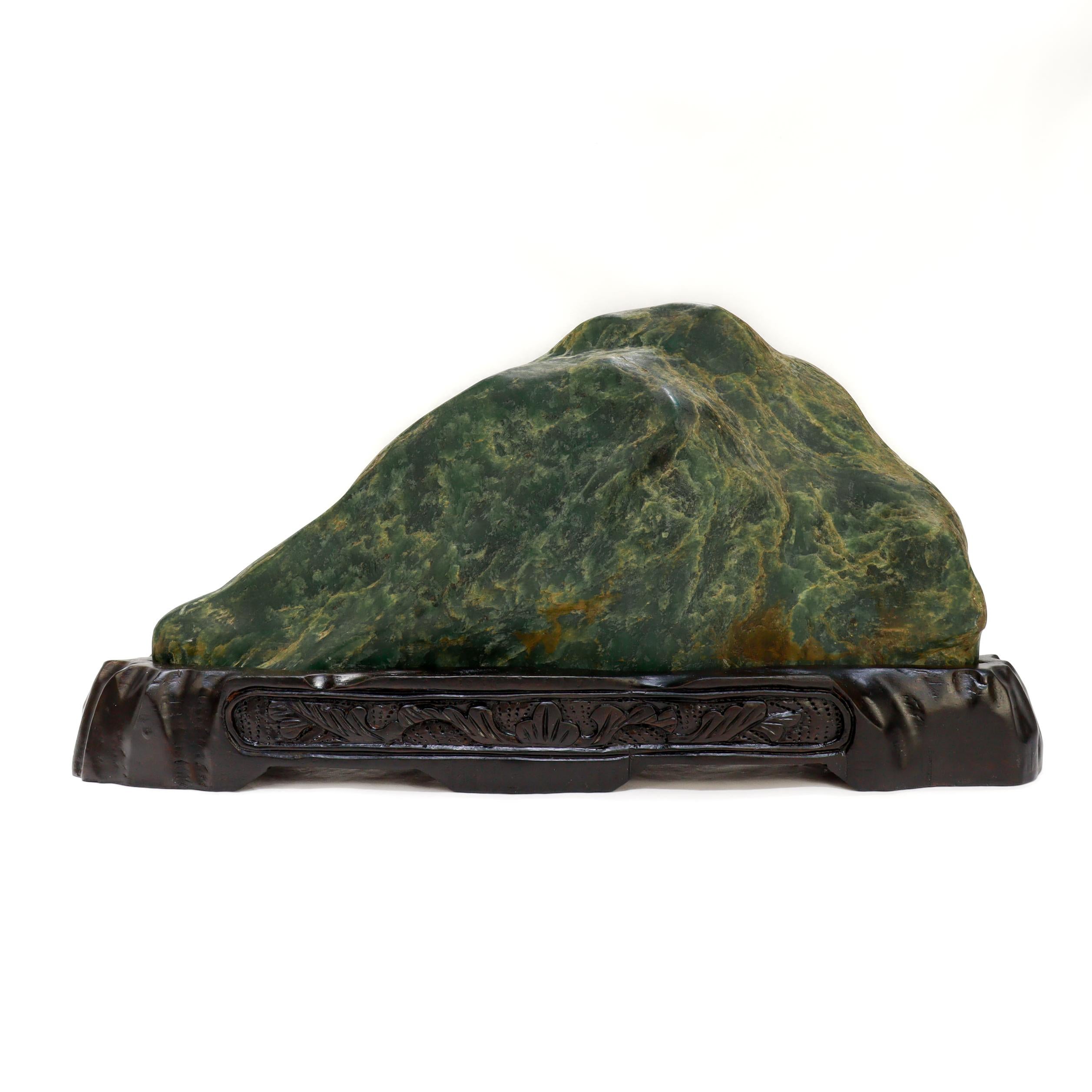 Une belle pierre d'érudit chinoise.

En jade néphrite de la région de Hotan (Hetian) en Chine.

Les roches de savant (gongshi, 供石) sont des roches naturelles appréciées pour leurs qualités esthétiques et naturalistes. L'asymétrie, la résonance, la