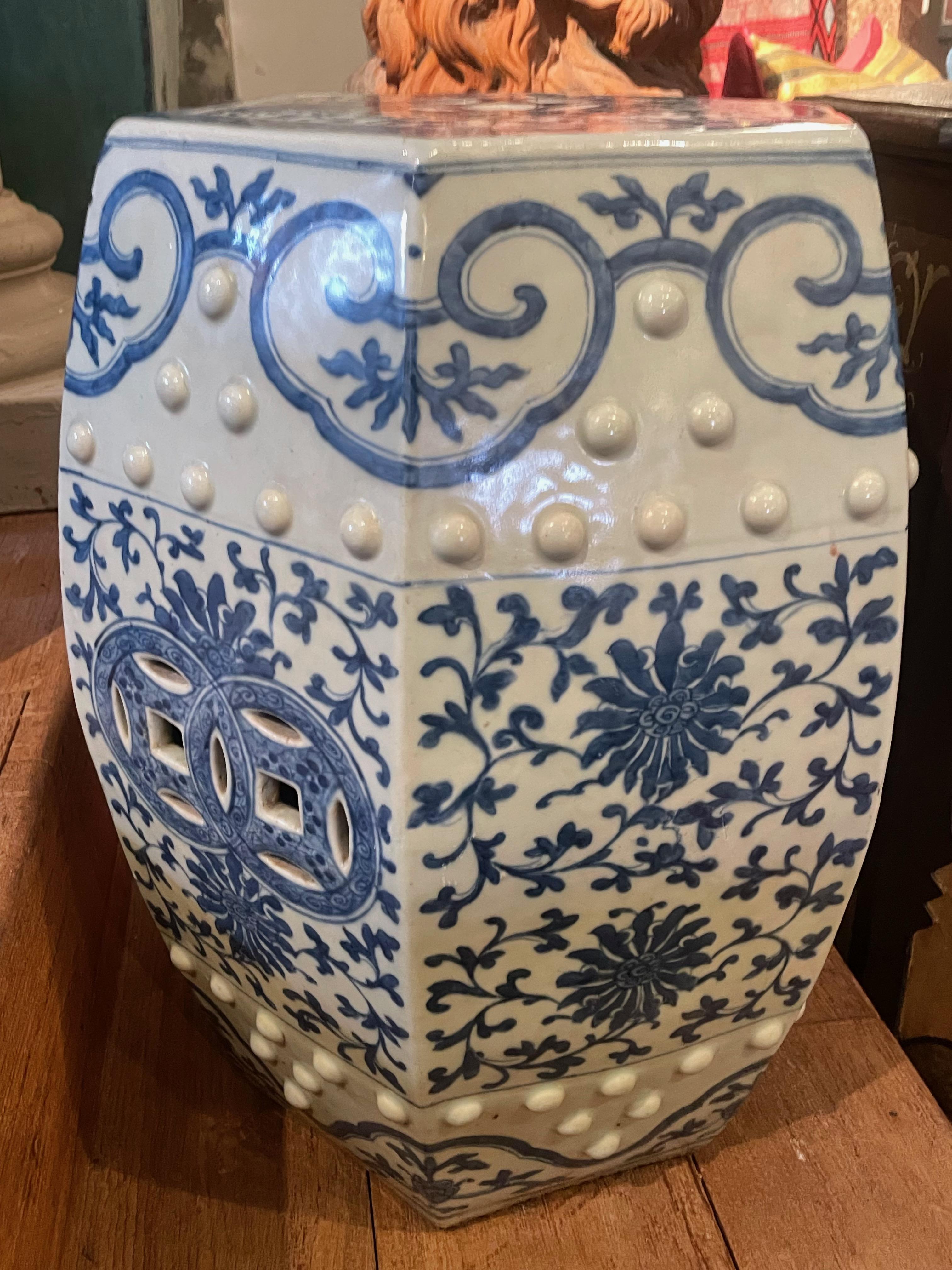 Chinese Hexagonal Blue & White Porcelain Garden Seat c.1880 In Good Condition For Sale In London, GB