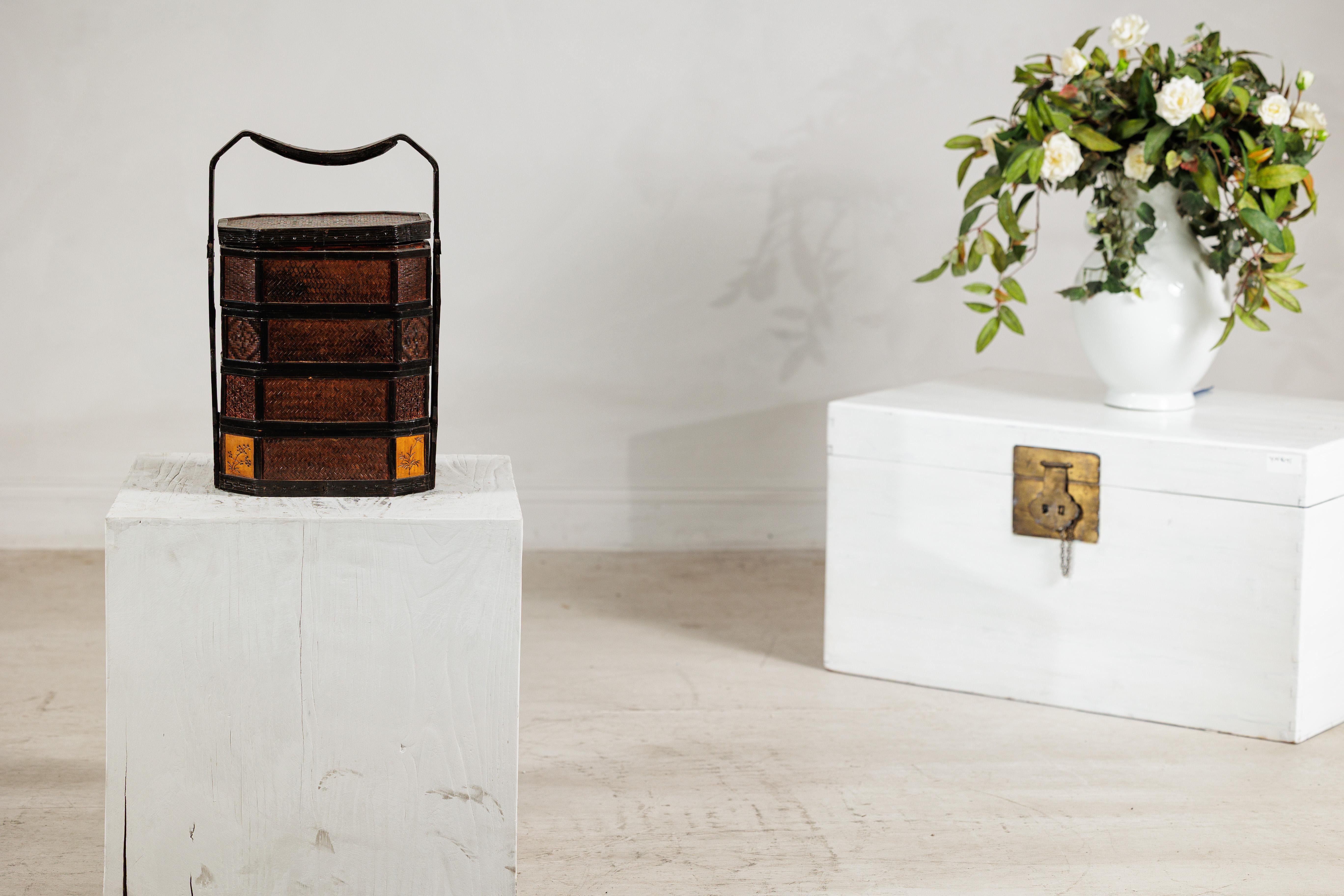 Chinesischer sechseckiger vierstöckiger geflochtener Bambuskorb mit geschnitztem Henkel (Geschnitzt) im Angebot