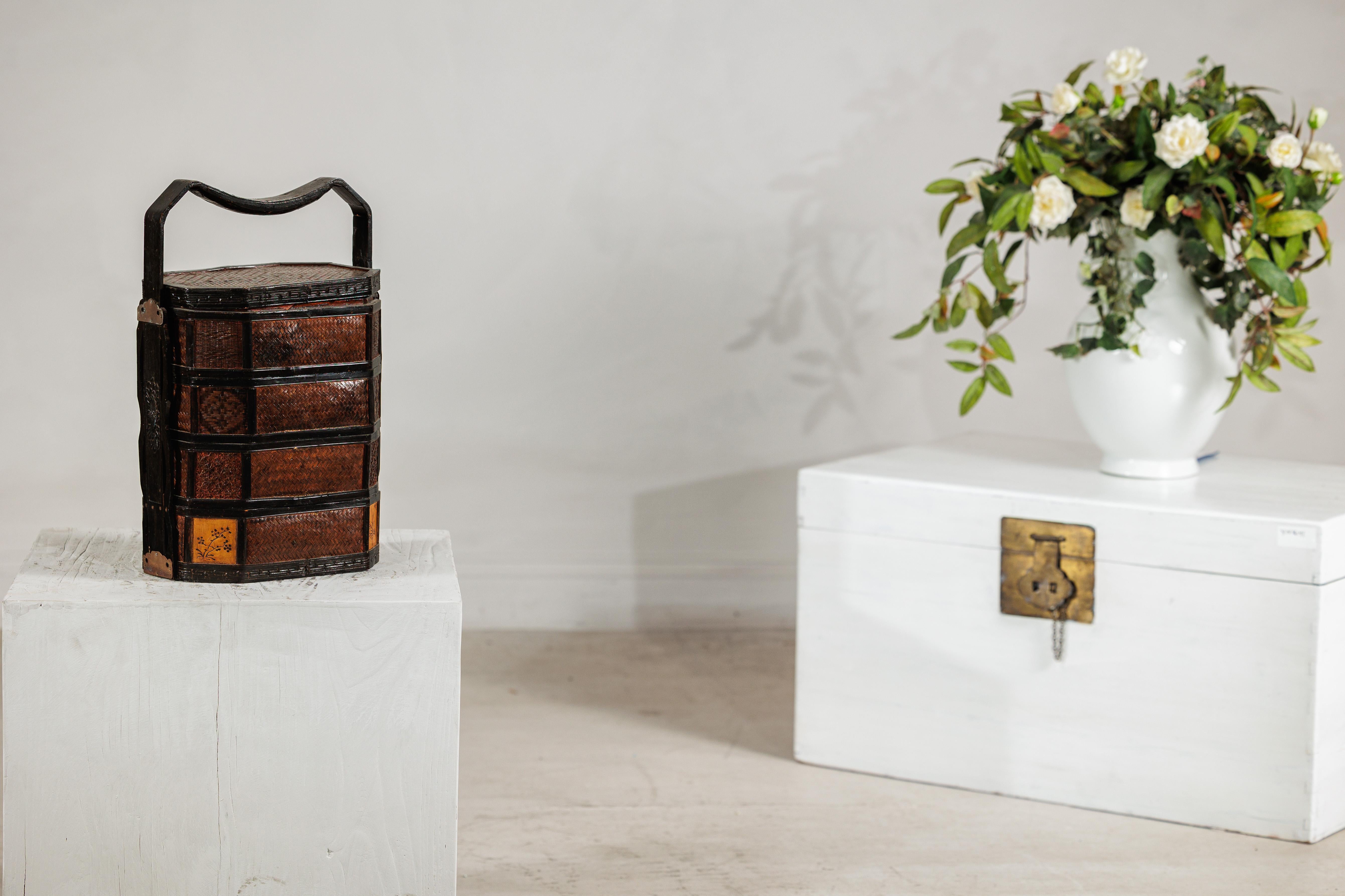 Chinesischer sechseckiger vierstöckiger geflochtener Bambuskorb mit geschnitztem Henkel im Angebot 1