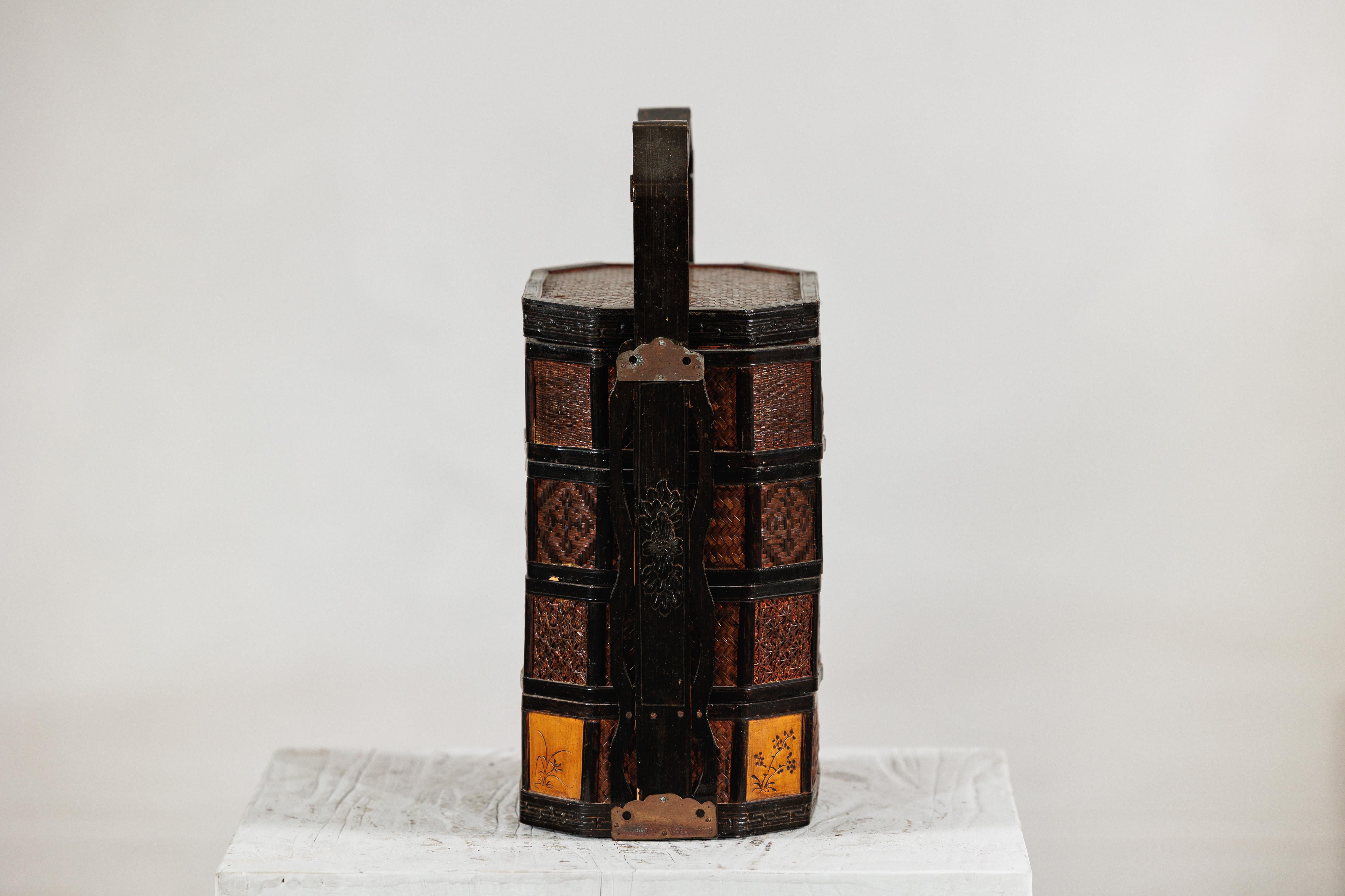 Chinesischer sechseckiger vierstöckiger geflochtener Bambuskorb mit geschnitztem Henkel im Angebot 2