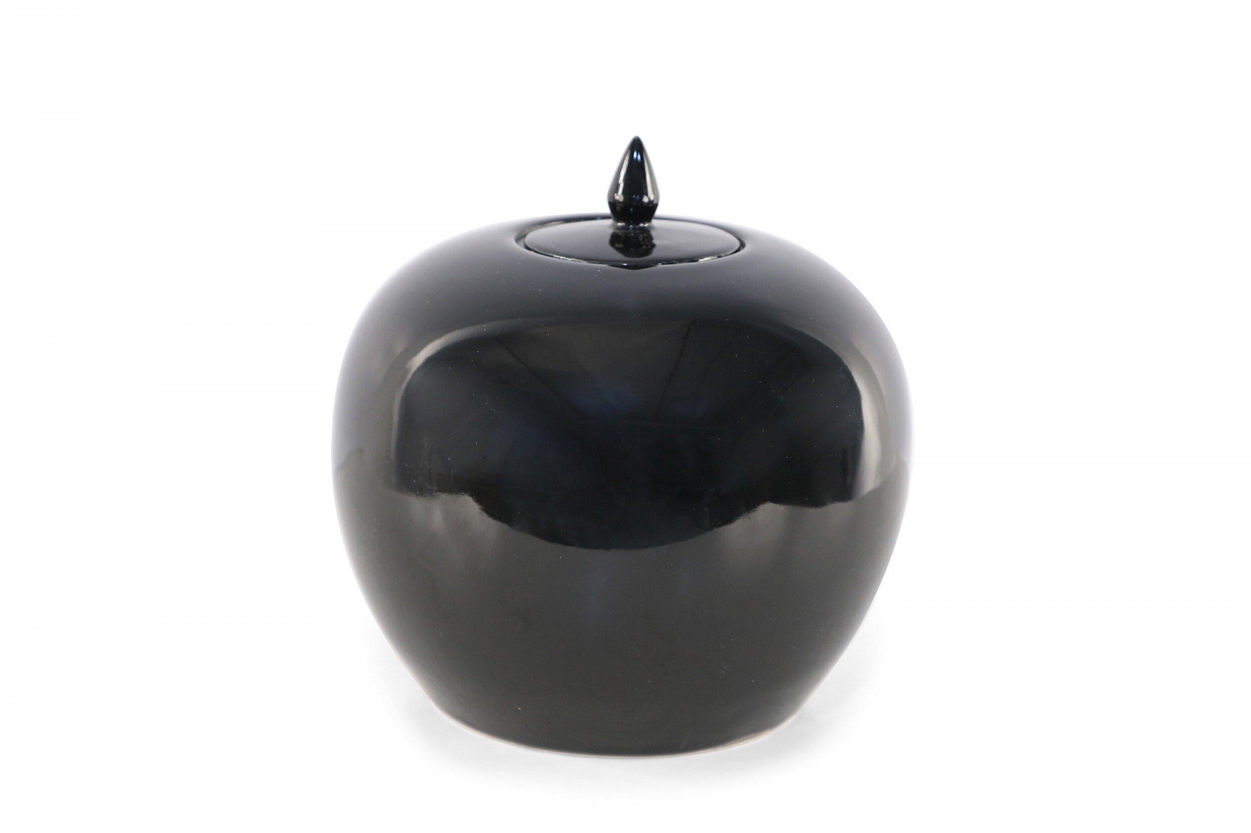 Chinese High-Gloss Black Lidded Porcelain Vases For Sale 5