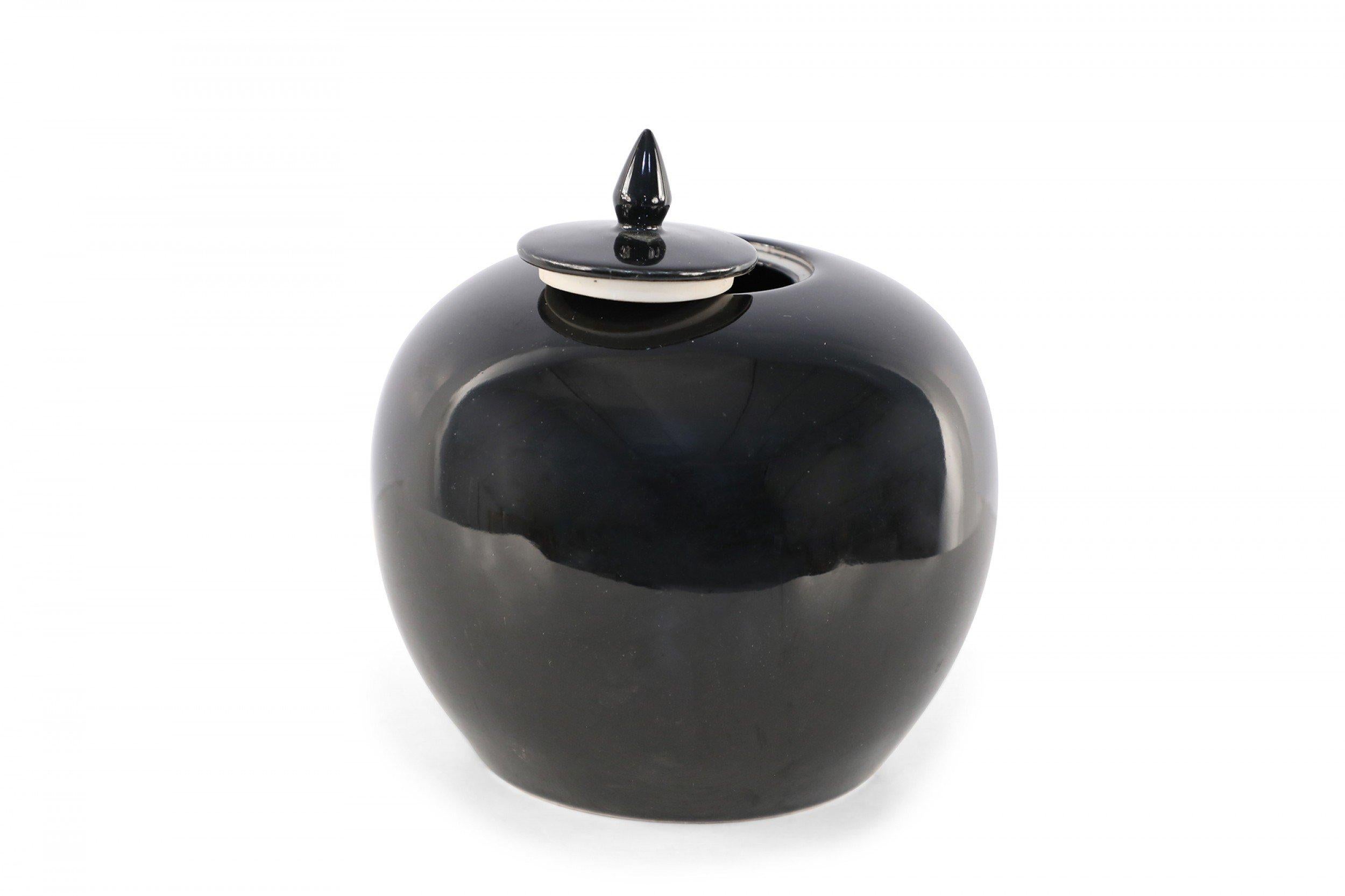 Chinese High-Gloss Black Lidded Porcelain Vases For Sale 1