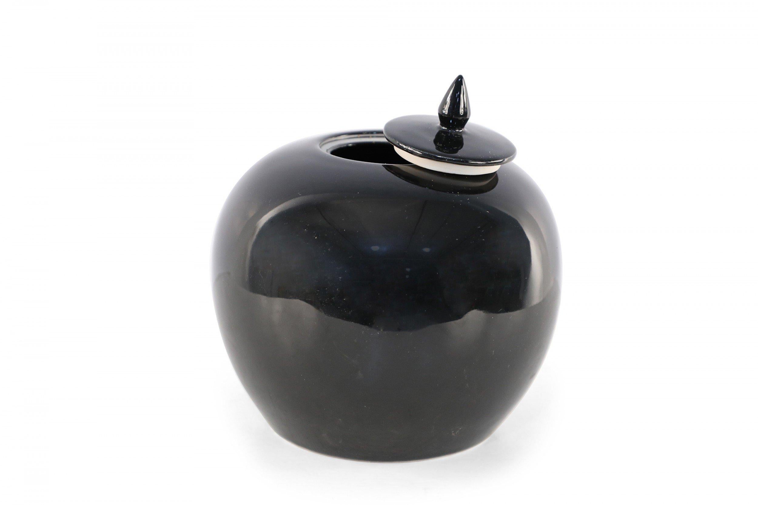 Chinese High-Gloss Black Lidded Porcelain Vases For Sale 4