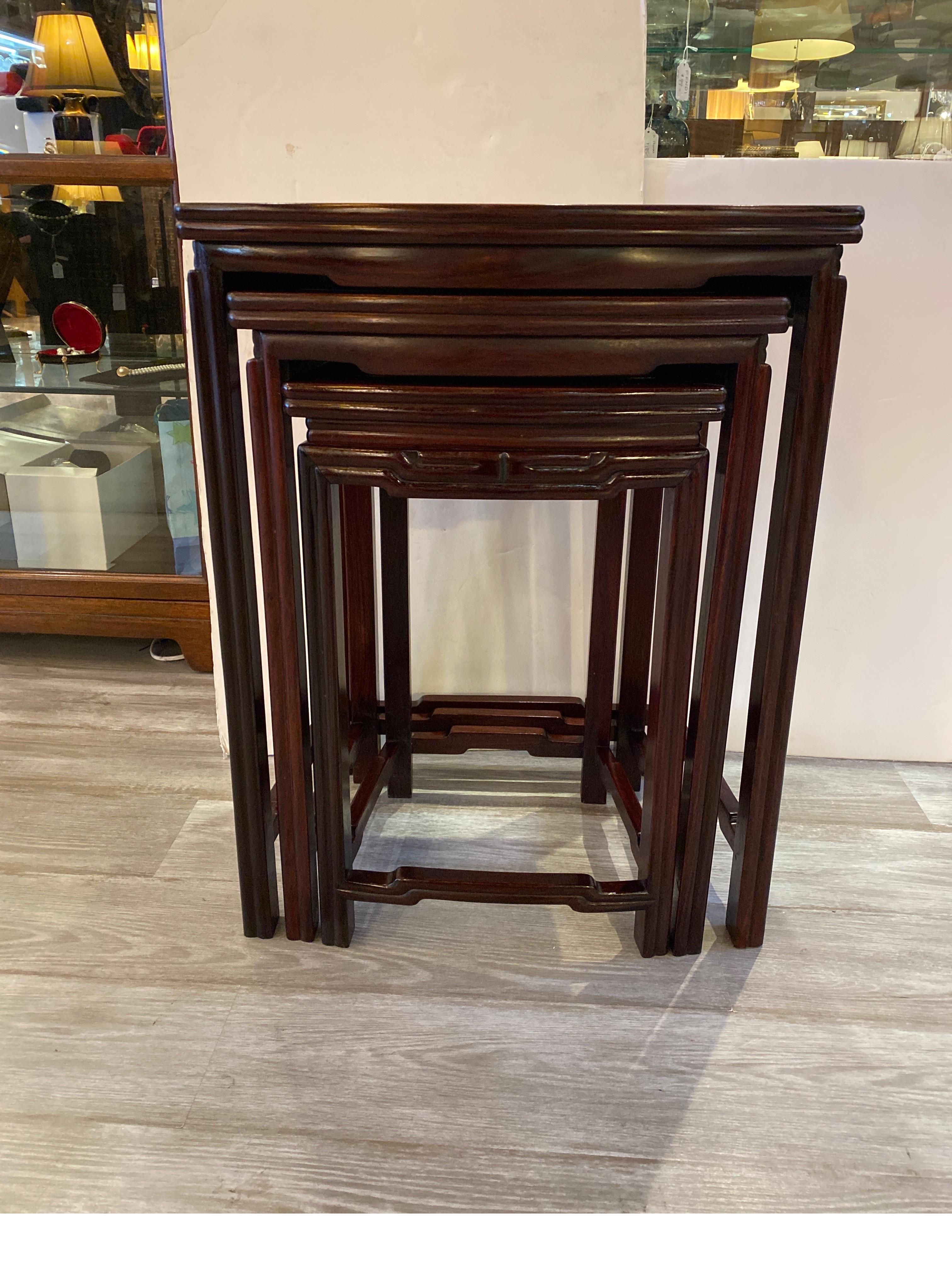 Chinese Hong-Mu Nest of Tables Set of Three In Excellent Condition For Sale In Lambertville, NJ