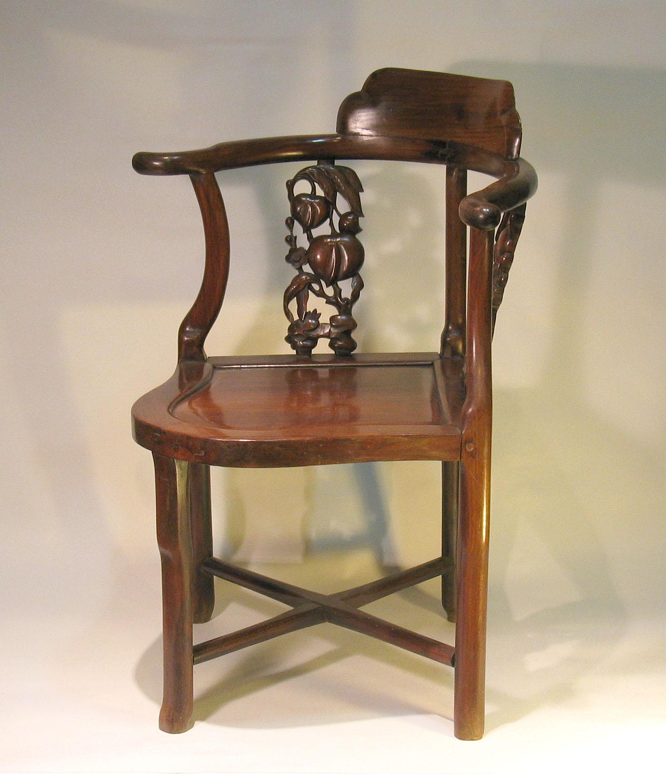 Chinese Hongmu Corner Chair, 19th Century In Good Condition For Sale In Ottawa, Ontario