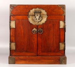 Chinese huanghuali cabinet, 17th c.