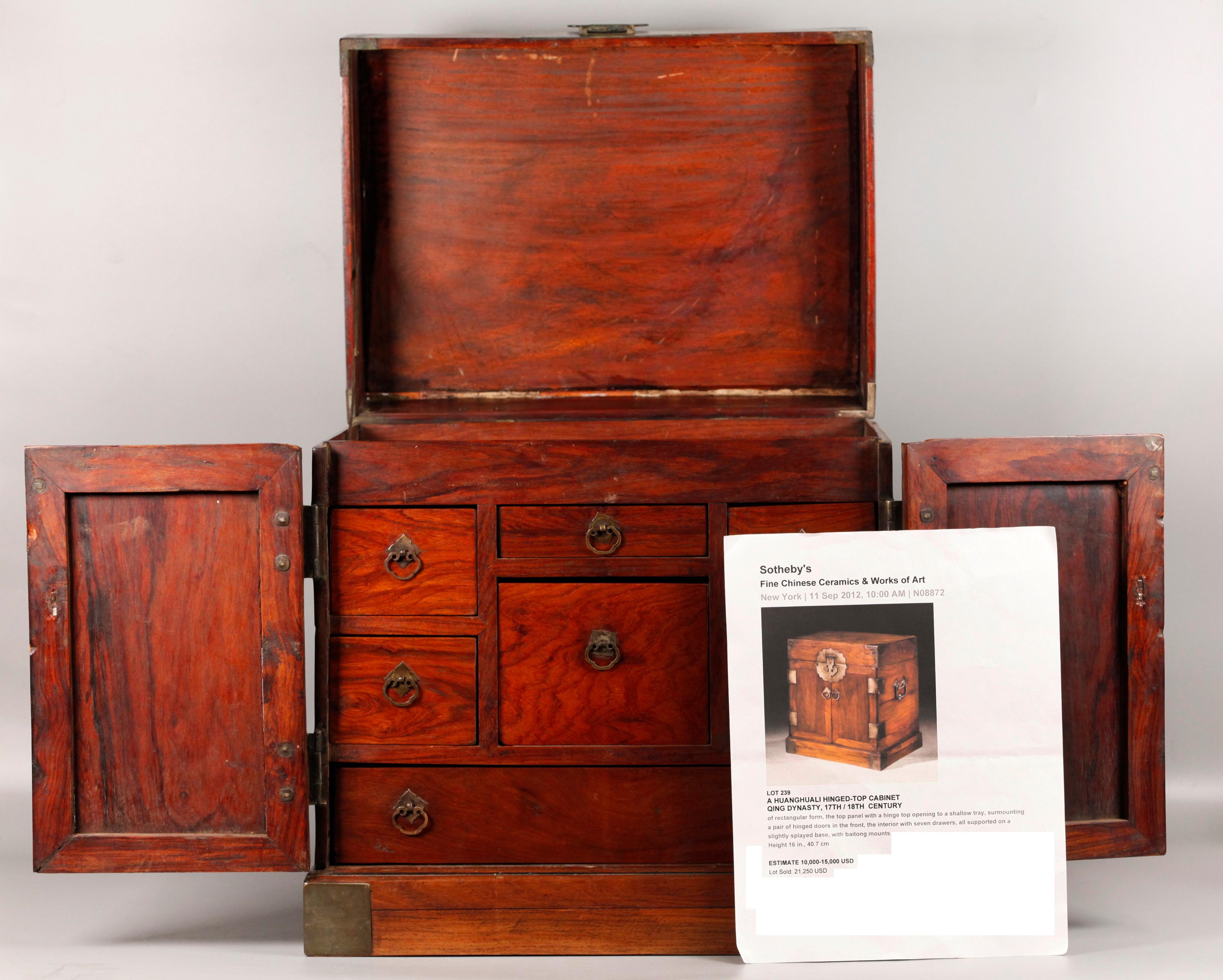 Chinese huanghuali cabinet, 17th c. In Good Condition For Sale In New York, NY