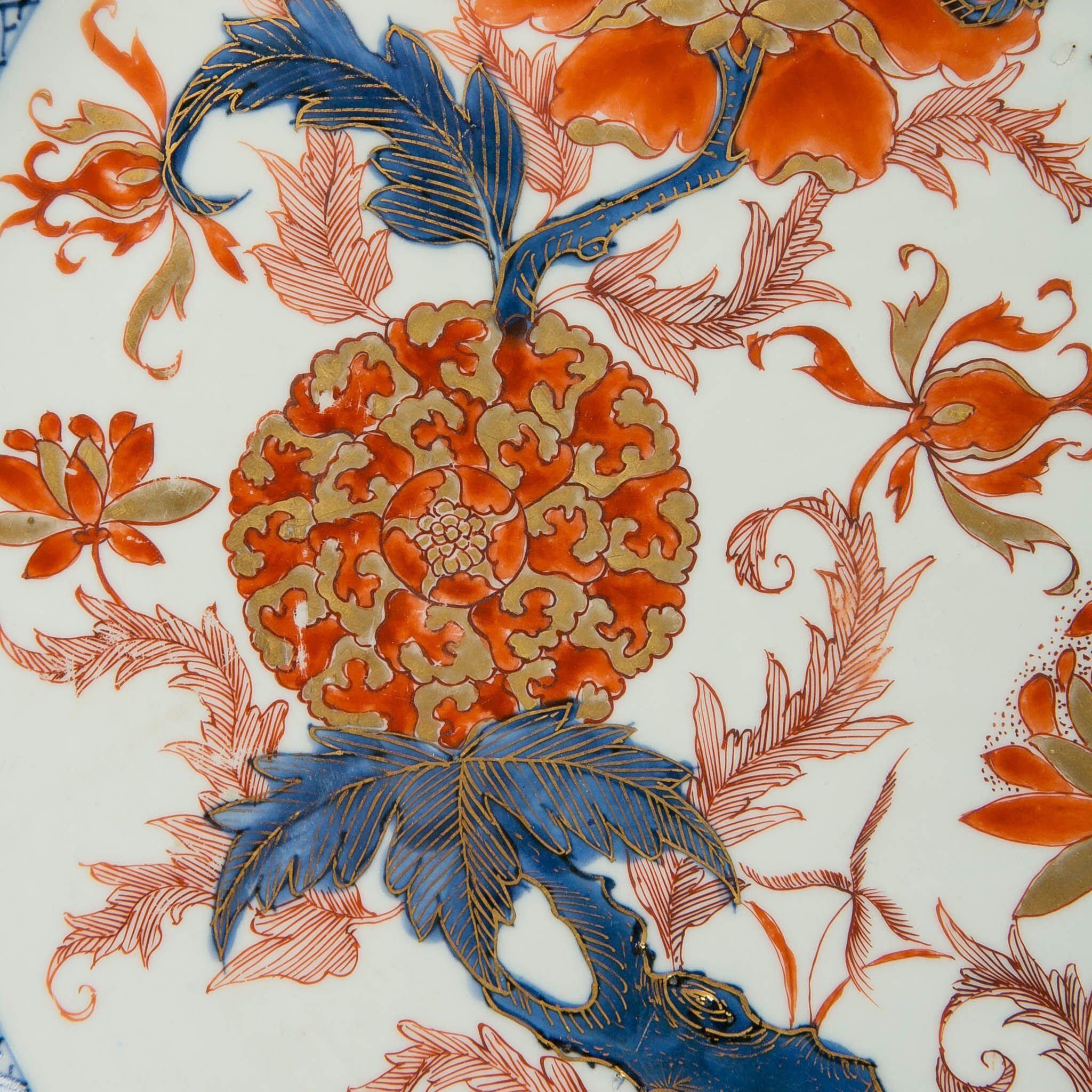 Warum wir es lieben: Schauen Sie sich das Bild an!
Dieses schöne chinesische Imari-Porzellan-Geschirr stammt aus der Qianlong-Periode der Qing-Dynastie:: etwa 1750. Das Ladegerät hat eine lebhafte Farbpalette aus Orangerot:: Kobaltblau:: Mahagoni