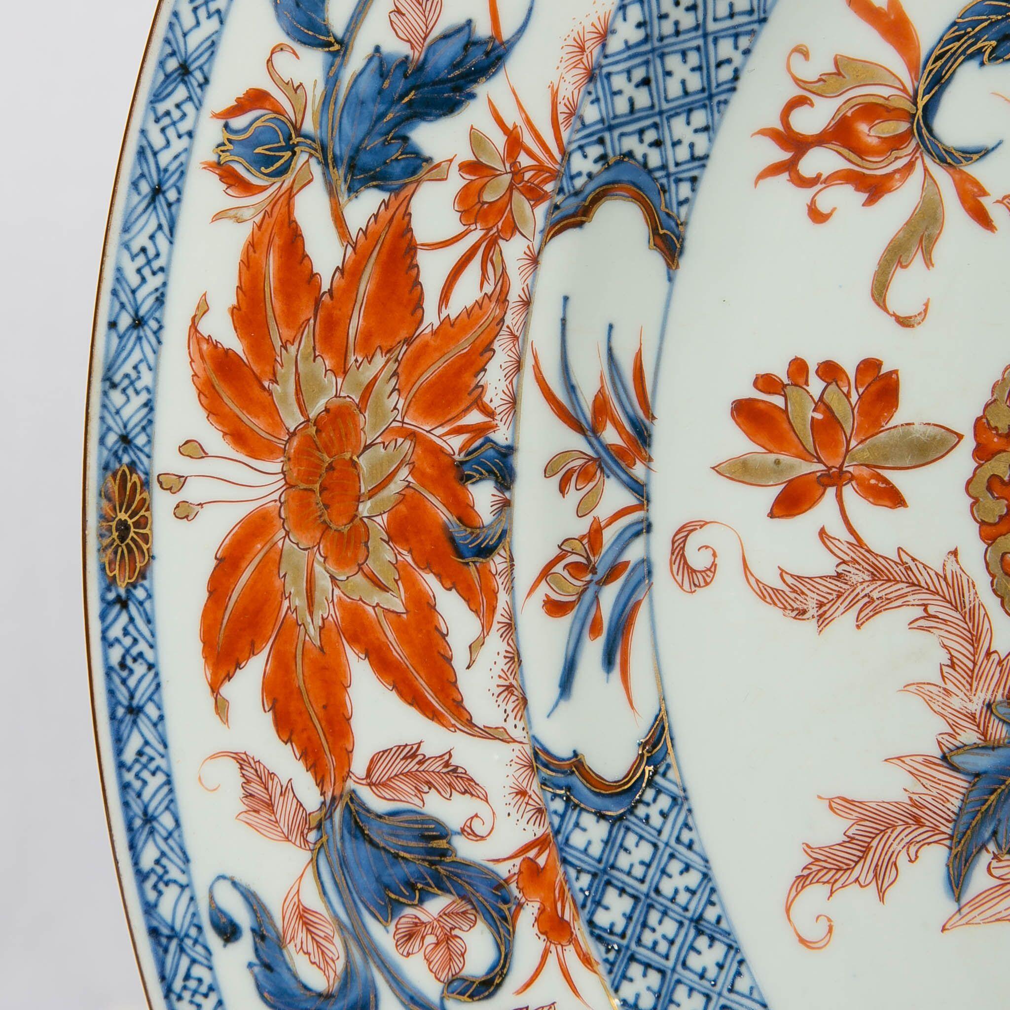 Antique Chinese Imari Charger with Floral Decoration In Excellent Condition In Katonah, NY