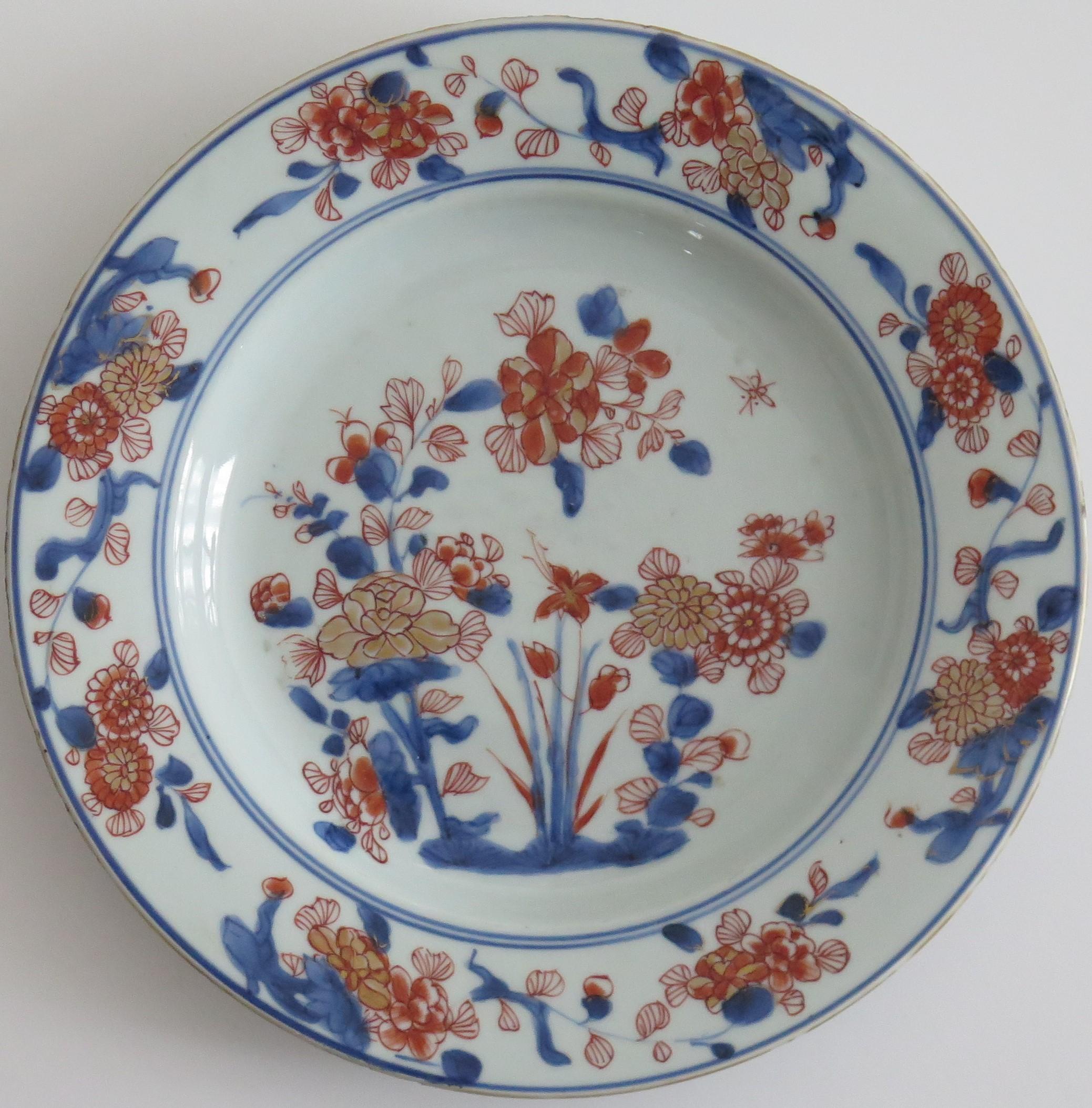 Dies ist eine wunderschön handbemalte chinesische Export-Porzellan-Teller oder Schüssel aus der Qing, Kangxi-Periode, 1662-1722, vollständig auf den Boden mit der Kangxi-Periode Artemisia Blatt Marke innerhalb einer doppelten blauen Ring