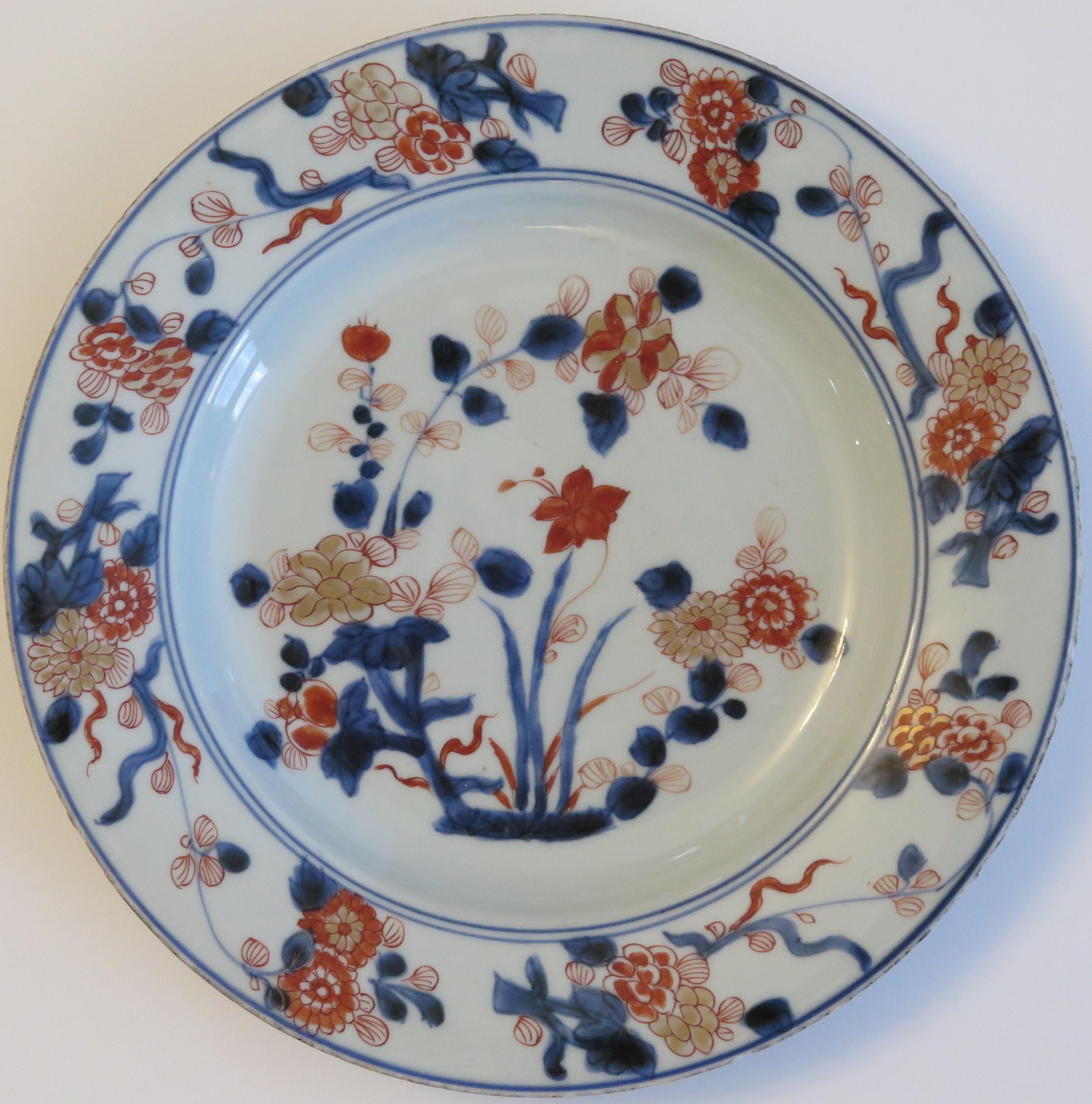 This is a beautifully hand painted Chinese Export porcelain Plate or Bowl from the Qing, Kangxi period, 1662-1722, fully marked to the base with the Kangxi period Artemisia Leaf mark within a double blue ring.

The plate is of dinner plate size,