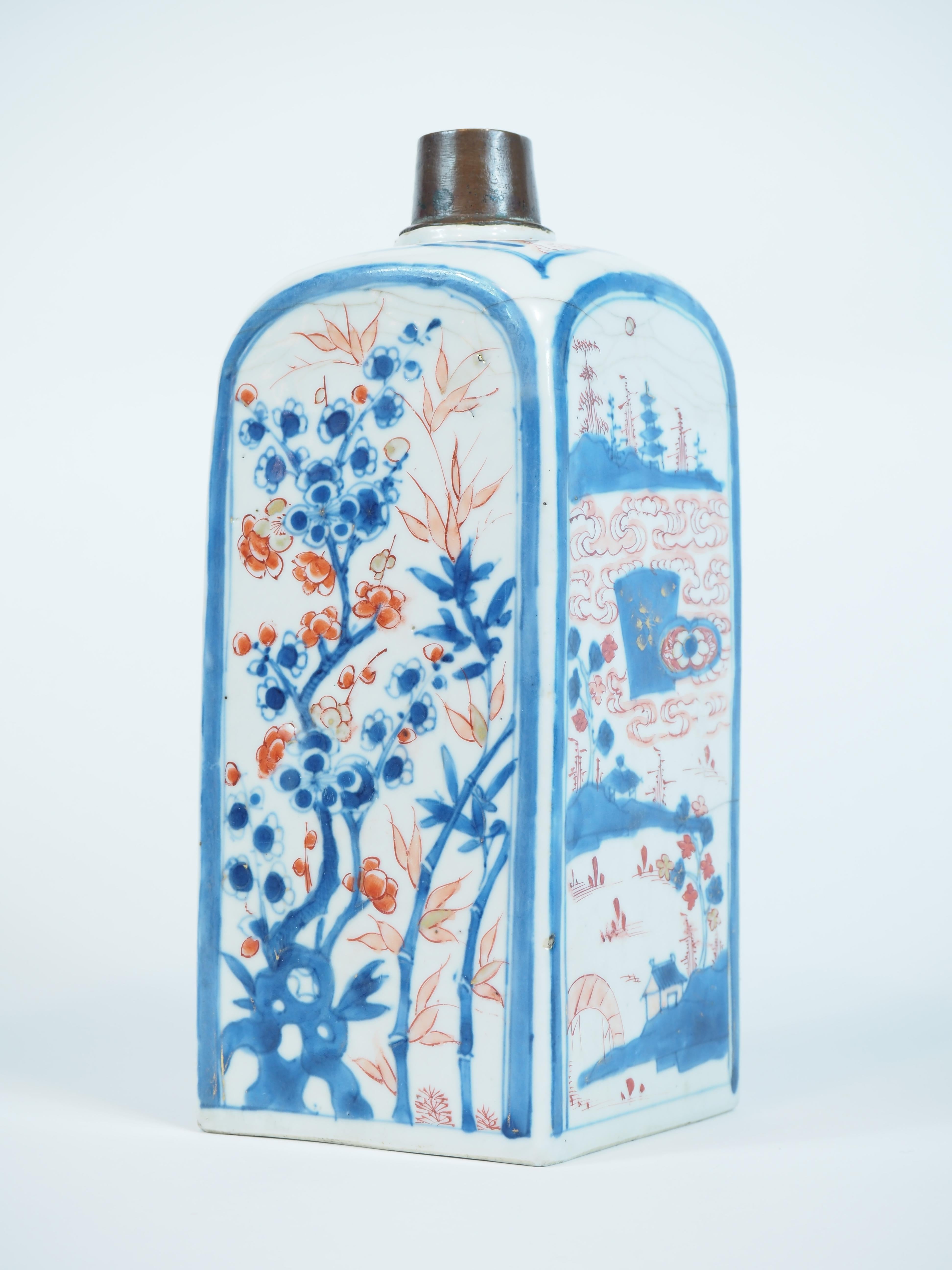 Chinesische quadratische Imari-Flaschenvase mit quadratischer Seite, Kangxi-Periode (1662-1722) im Zustand „Relativ gut“ im Angebot in Gorssel, GE