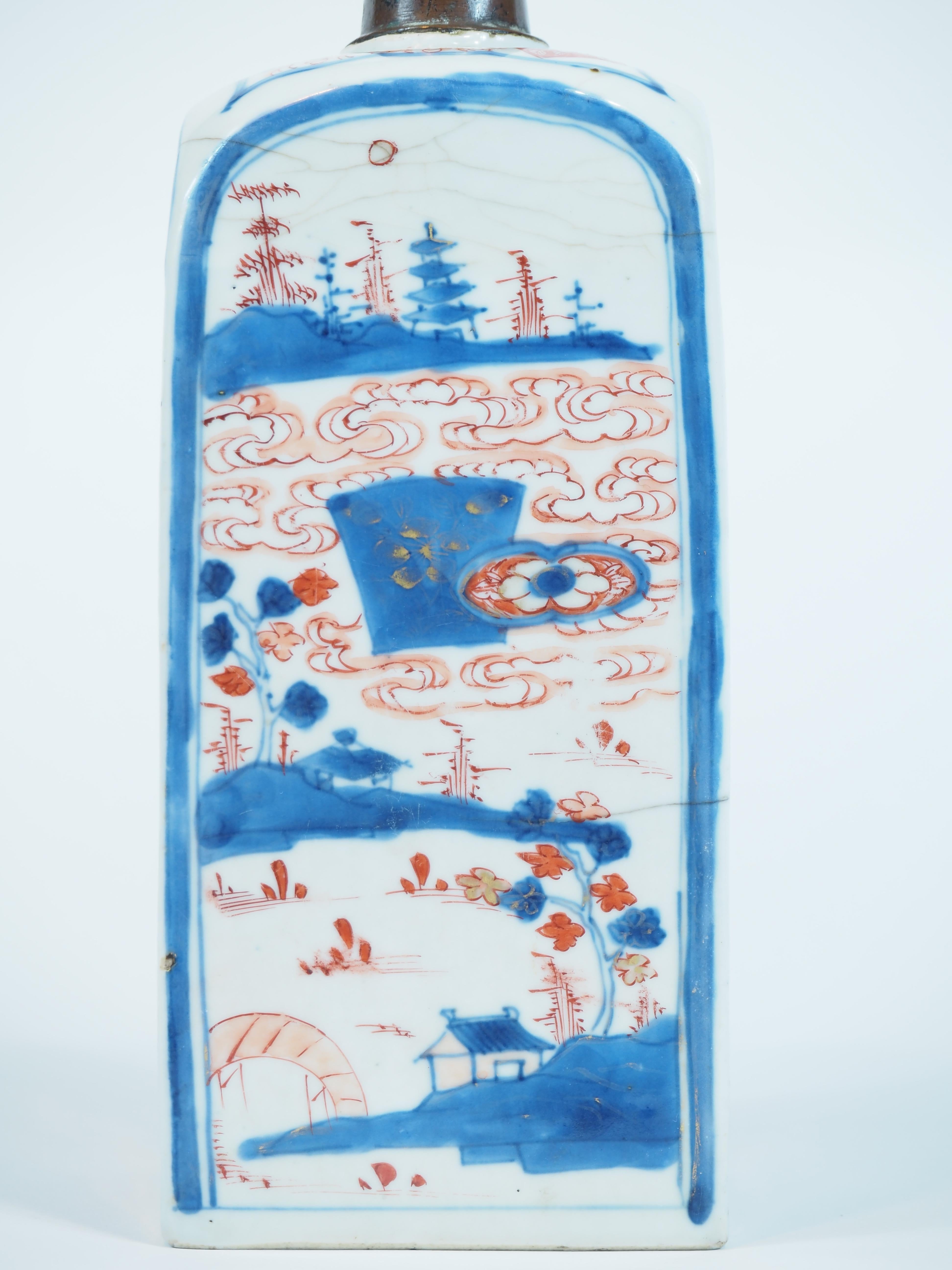 Chinesische quadratische Imari-Flaschenvase mit quadratischer Seite, Kangxi-Periode (1662-1722) (Porzellan) im Angebot