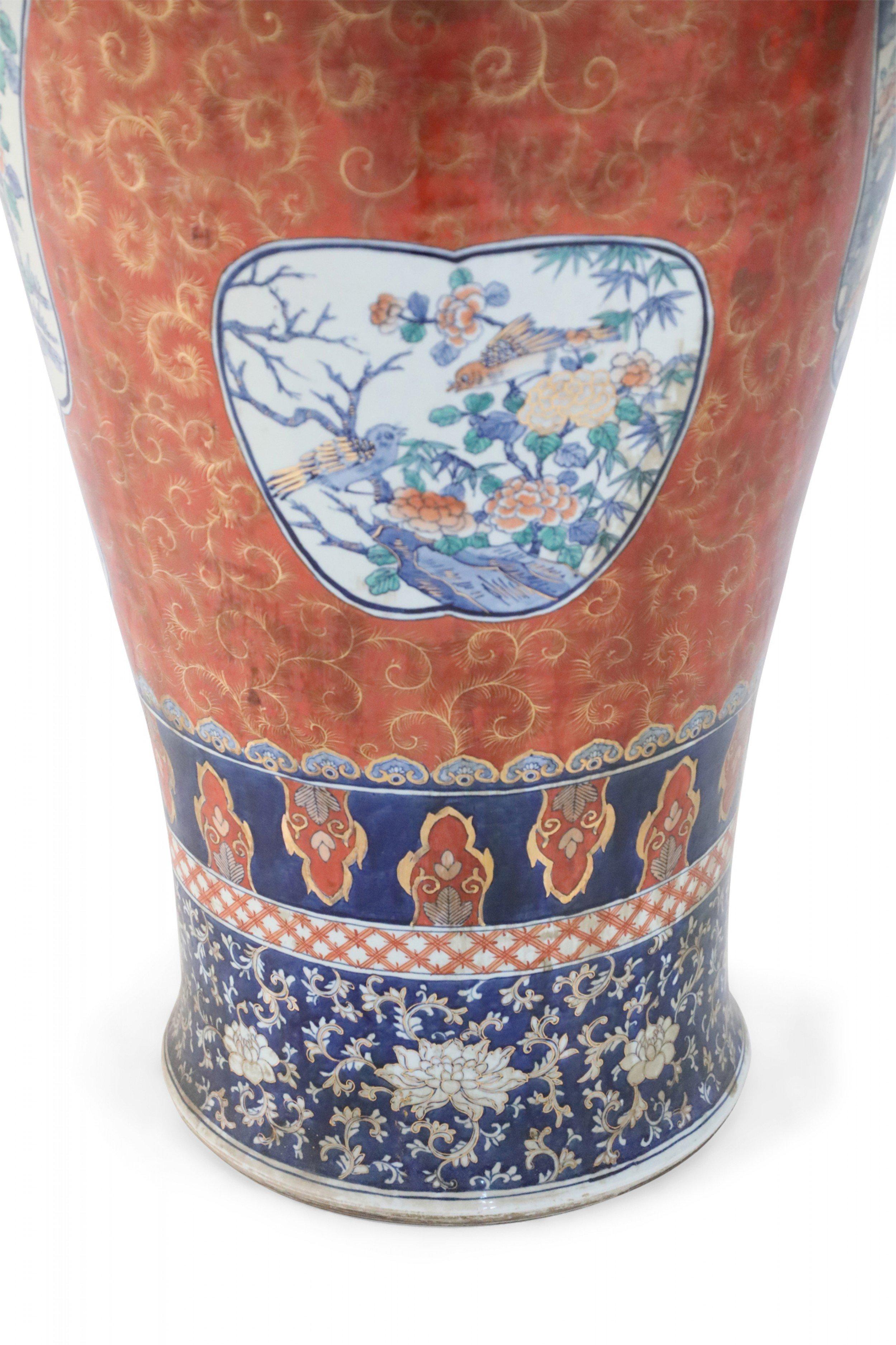 Urna monumentale cinese in ceramica blu e arancione in stile Imari in vendita 2