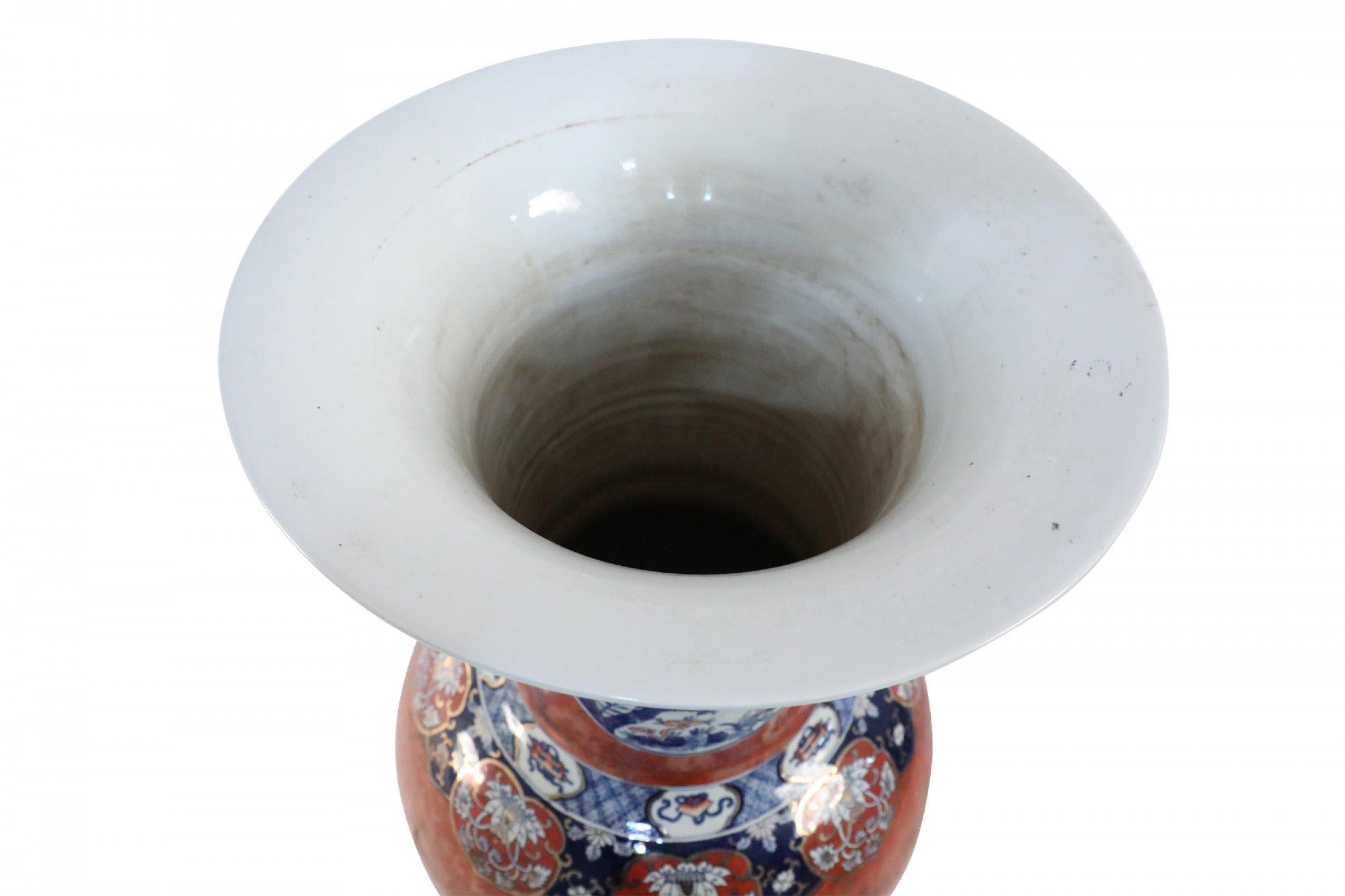 Urna monumentale cinese in ceramica blu e arancione in stile Imari in vendita 3