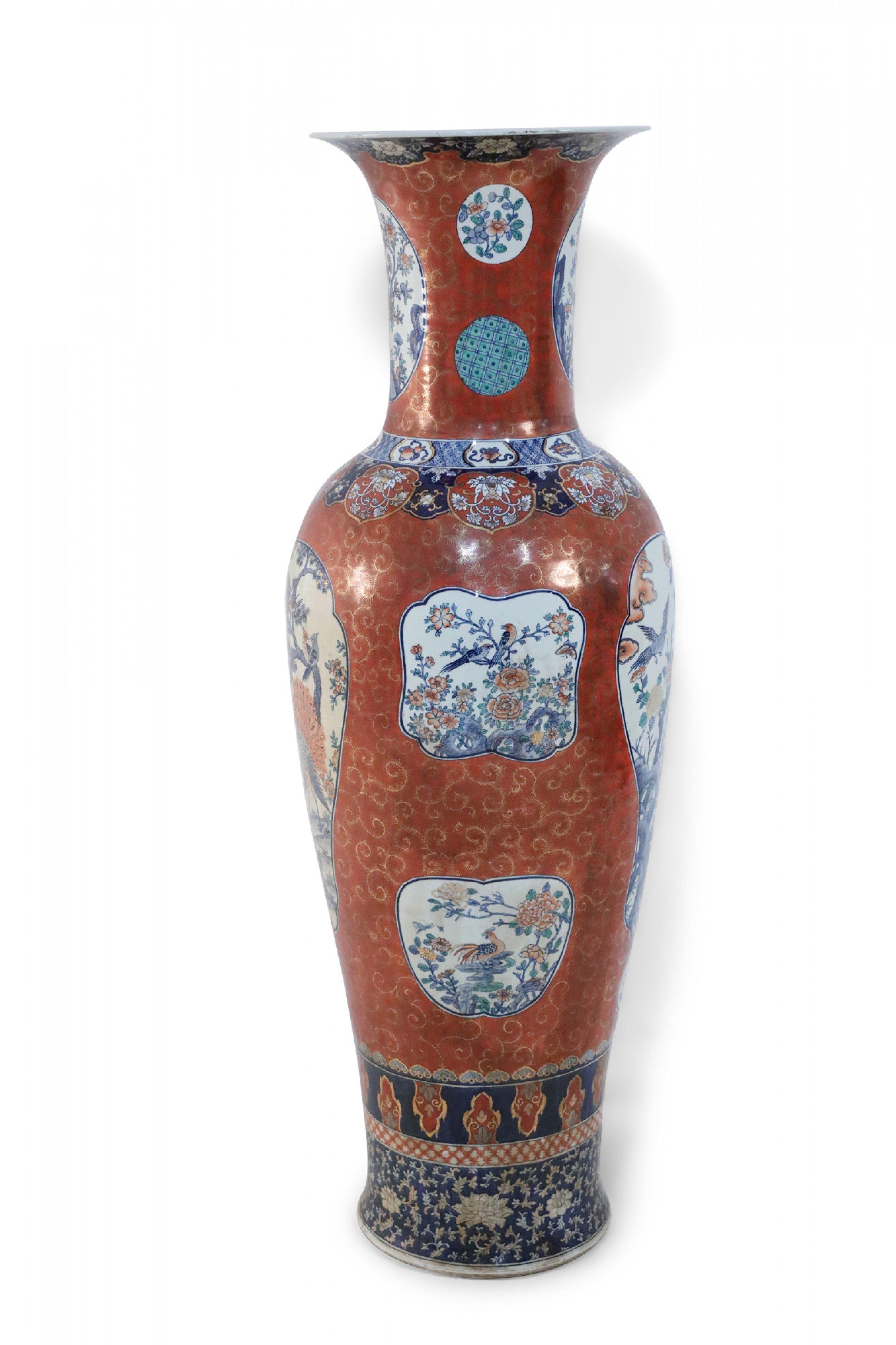 Vaso da terra monumentale cinese arancione, bianco e blu che celebra la ceramica giapponese Imari sia nella tavolozza che nel design, decorato con medaglioni di fiori e uccelli in fiore.

Condit: Buono; Usura coerente con l'età e l'utilizzo
