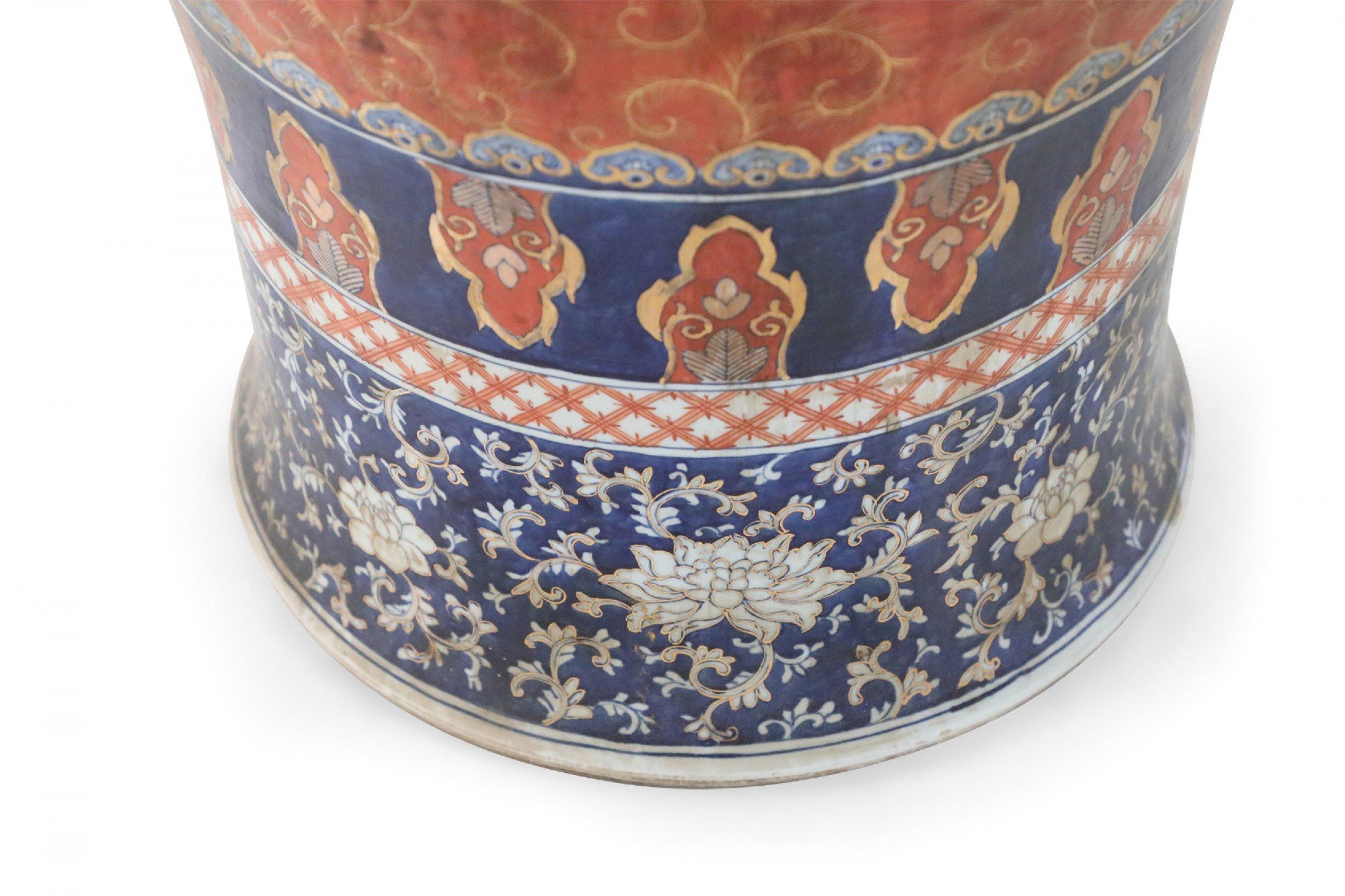 Urna monumentale cinese in ceramica blu e arancione in stile Imari in vendita 1