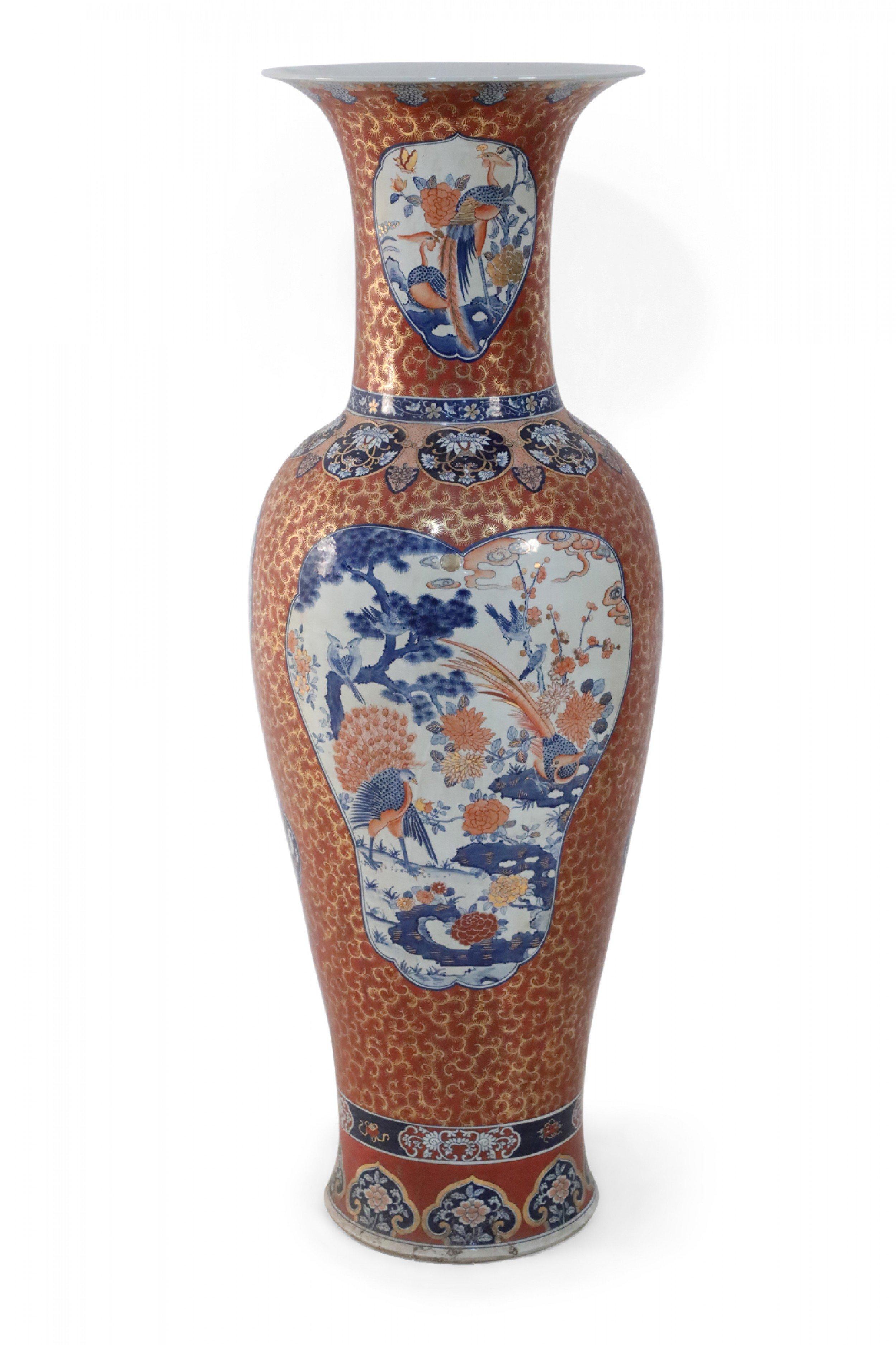 Esportazione cinese Urna monumentale cinese in stile Imari arancione e oro in vendita