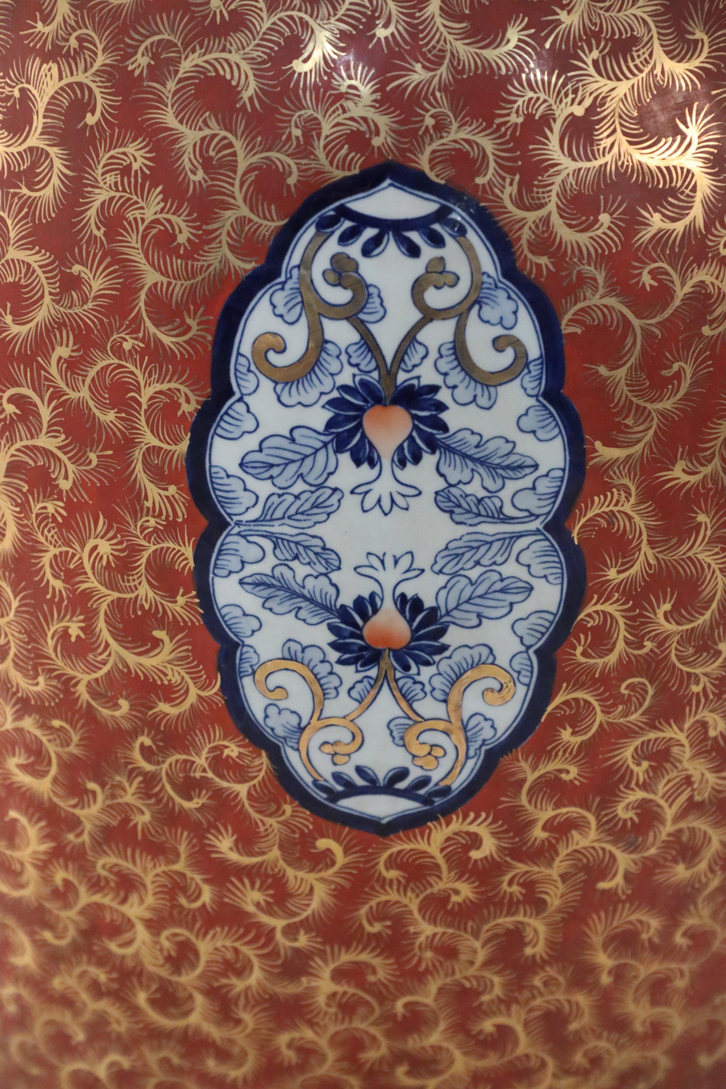 Fatto a mano Urna monumentale cinese in stile Imari arancione e oro in vendita