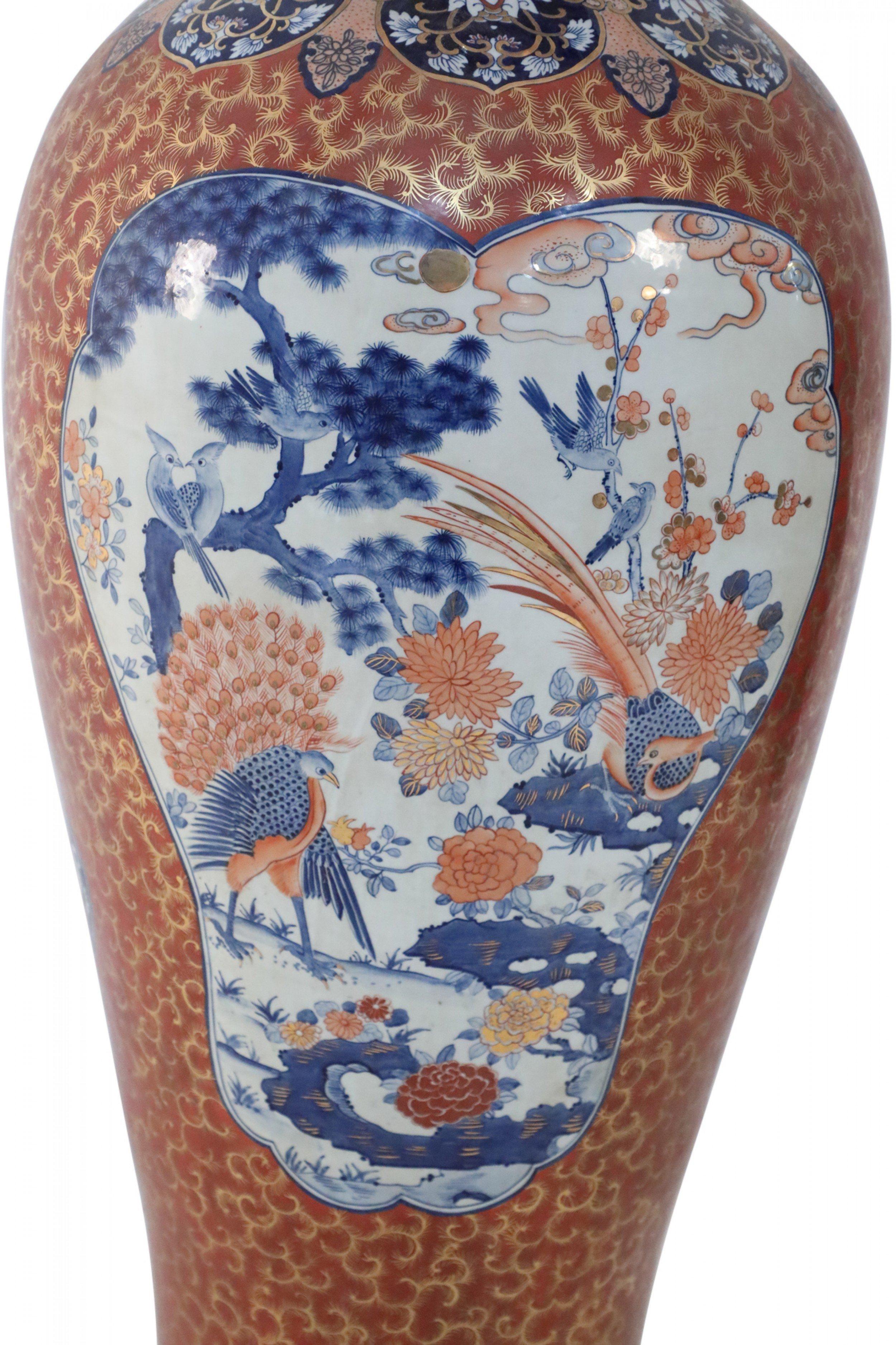 XX secolo Urna monumentale cinese in stile Imari arancione e oro in vendita