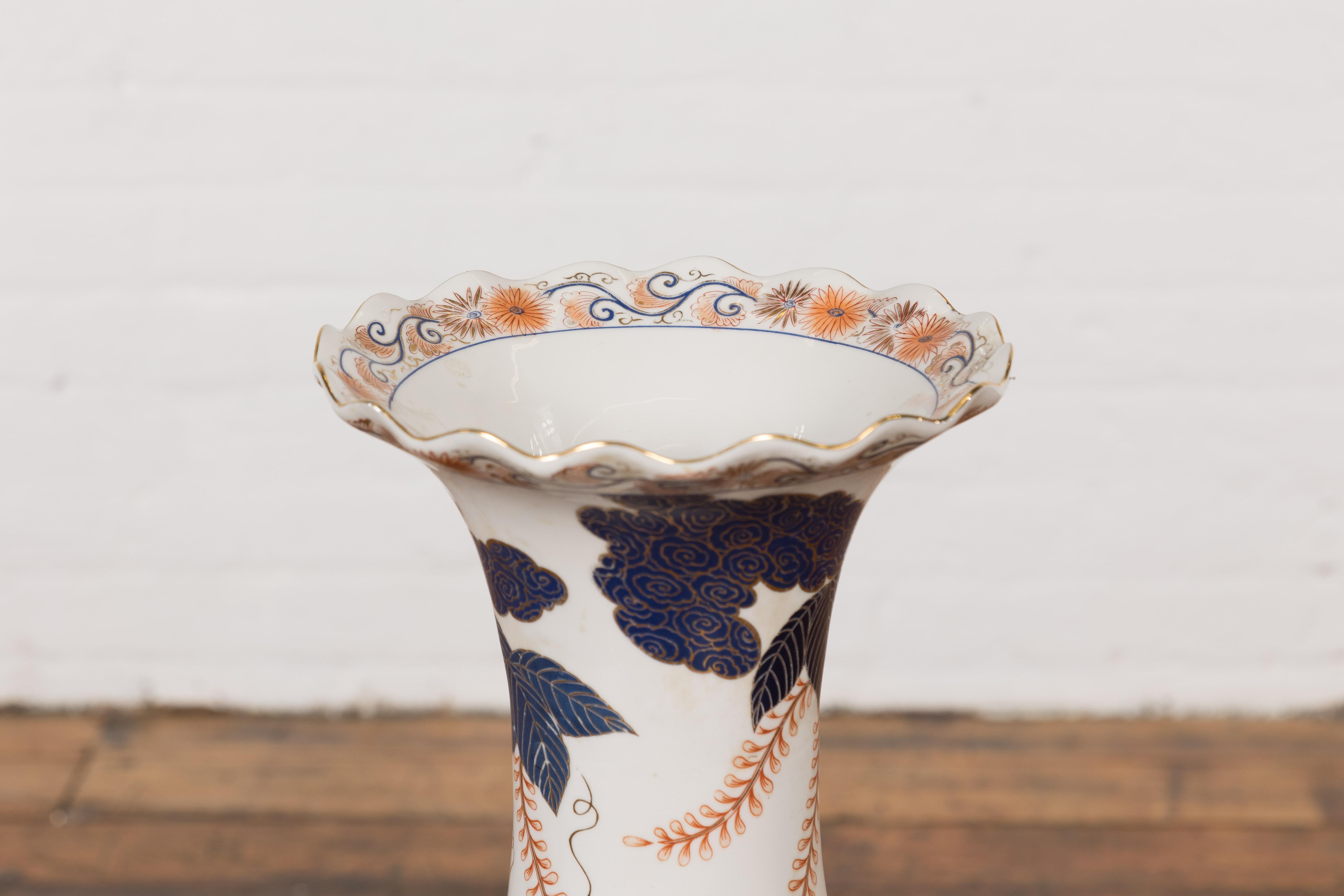 Vernissé Vase d'autel chinois en porcelaine de style Imari avec décor orange, bleu et vert en vente