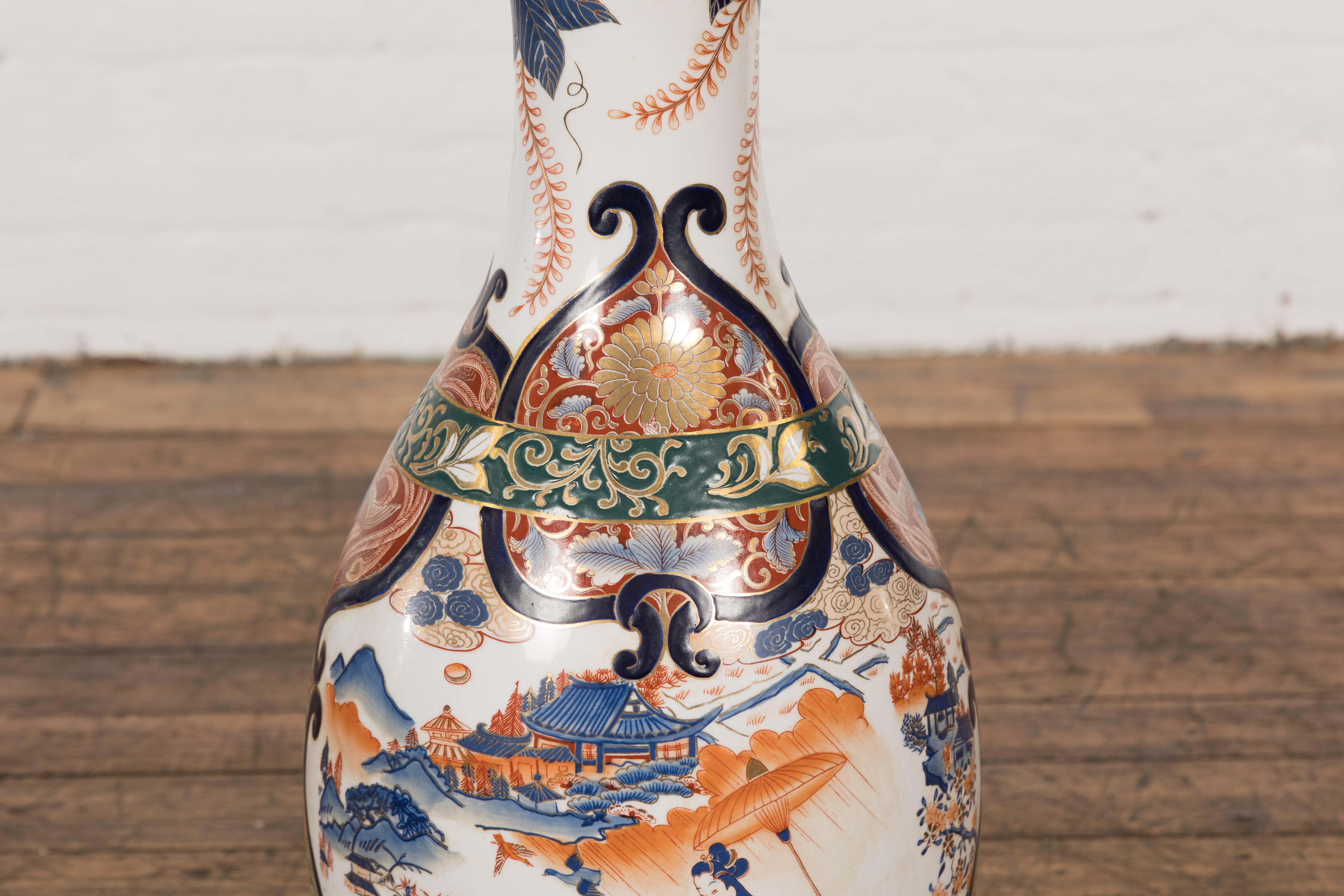 20ième siècle Vase d'autel chinois en porcelaine de style Imari avec décor orange, bleu et vert en vente