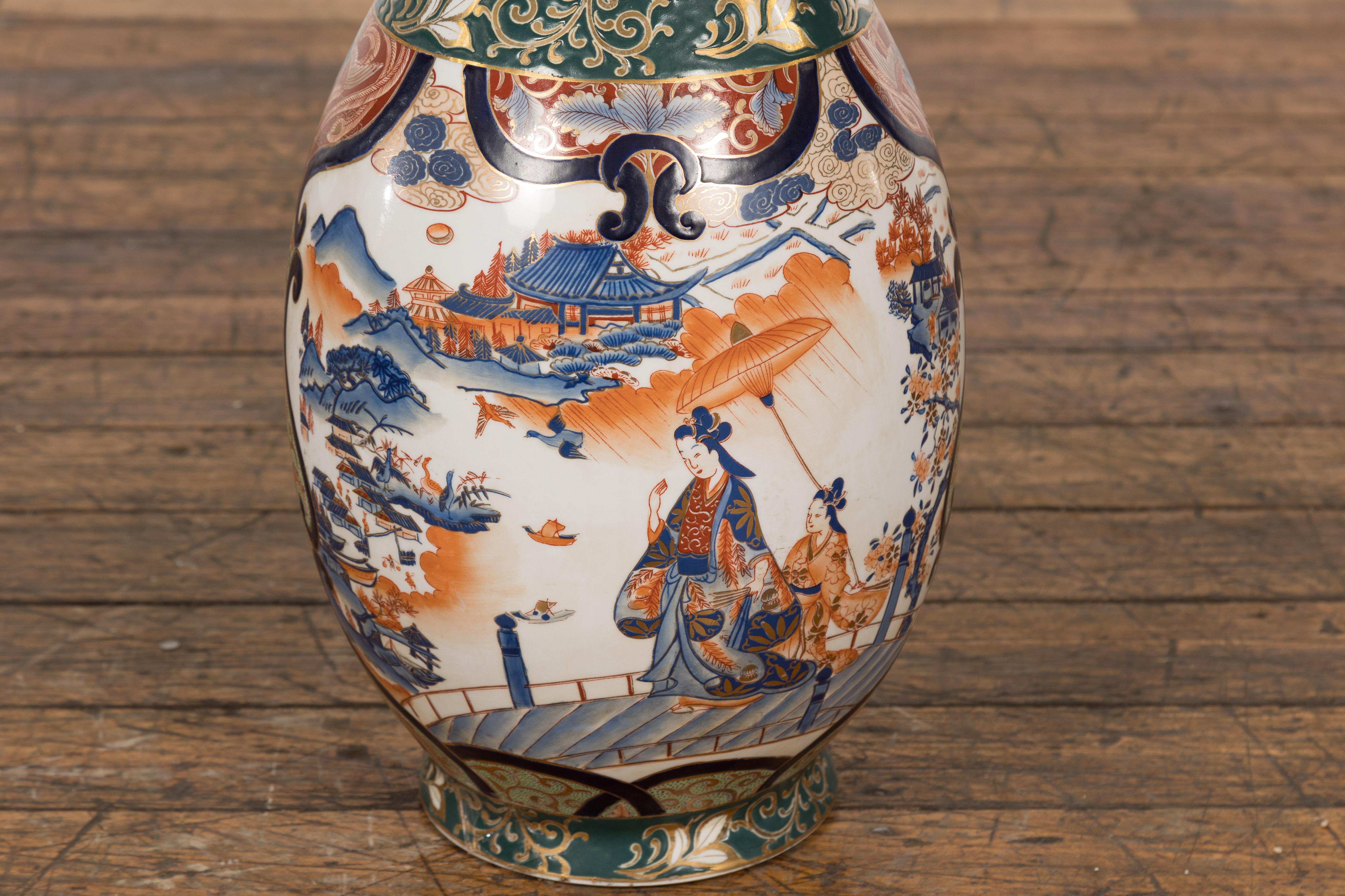 Porcelaine Vase d'autel chinois en porcelaine de style Imari avec décor orange, bleu et vert en vente