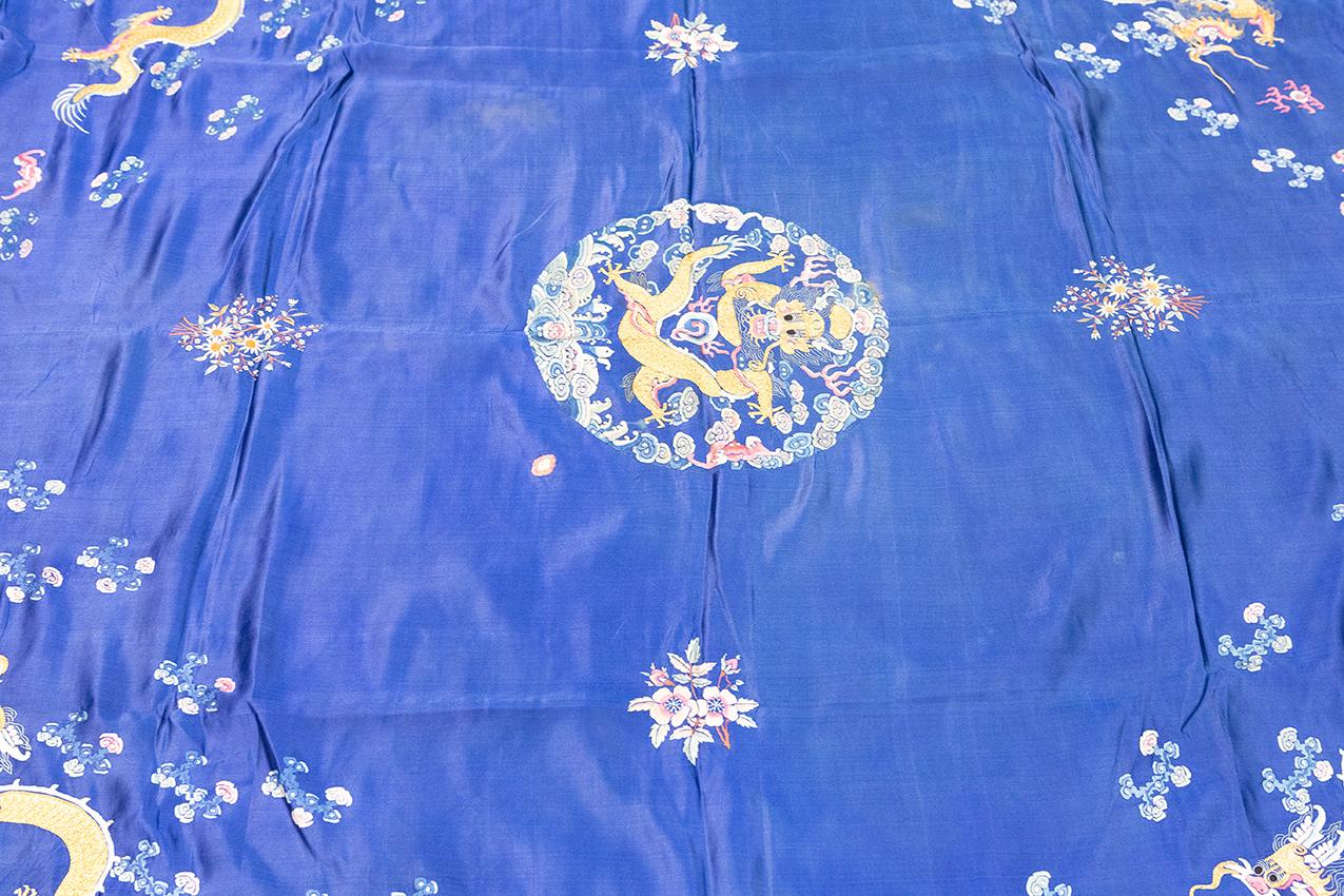 Le bleu royal intense de ce textile de soie chinois du XIXe siècle, qui mesure 145 × 143 cm (4' 9